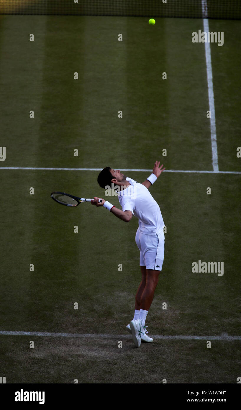 Wimbledon, Londres, Royaume-Uni. 3 juillet 2019. 3 juillet 2019 - numéro 1 Novak Djokovic de semences servant durant son premier tour victoire sur-Américain Denis Kudla sur le Court Central de Wimbledon aujourd'hui. Crédit : Adam Stoltman/Alamy Live News Banque D'Images