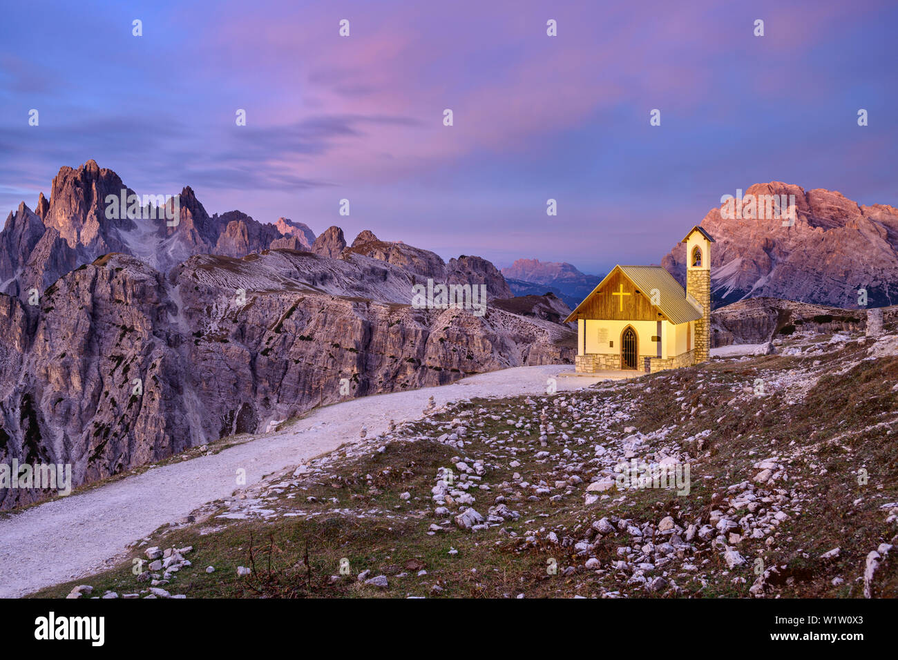 Chapelle illuminée en face de groupe Cadini et Monte Cristallo, Dolomites de Sexten Dolomites, Site du patrimoine mondial de l'UNESCO, Dolomites, Vénétie, Italie Banque D'Images