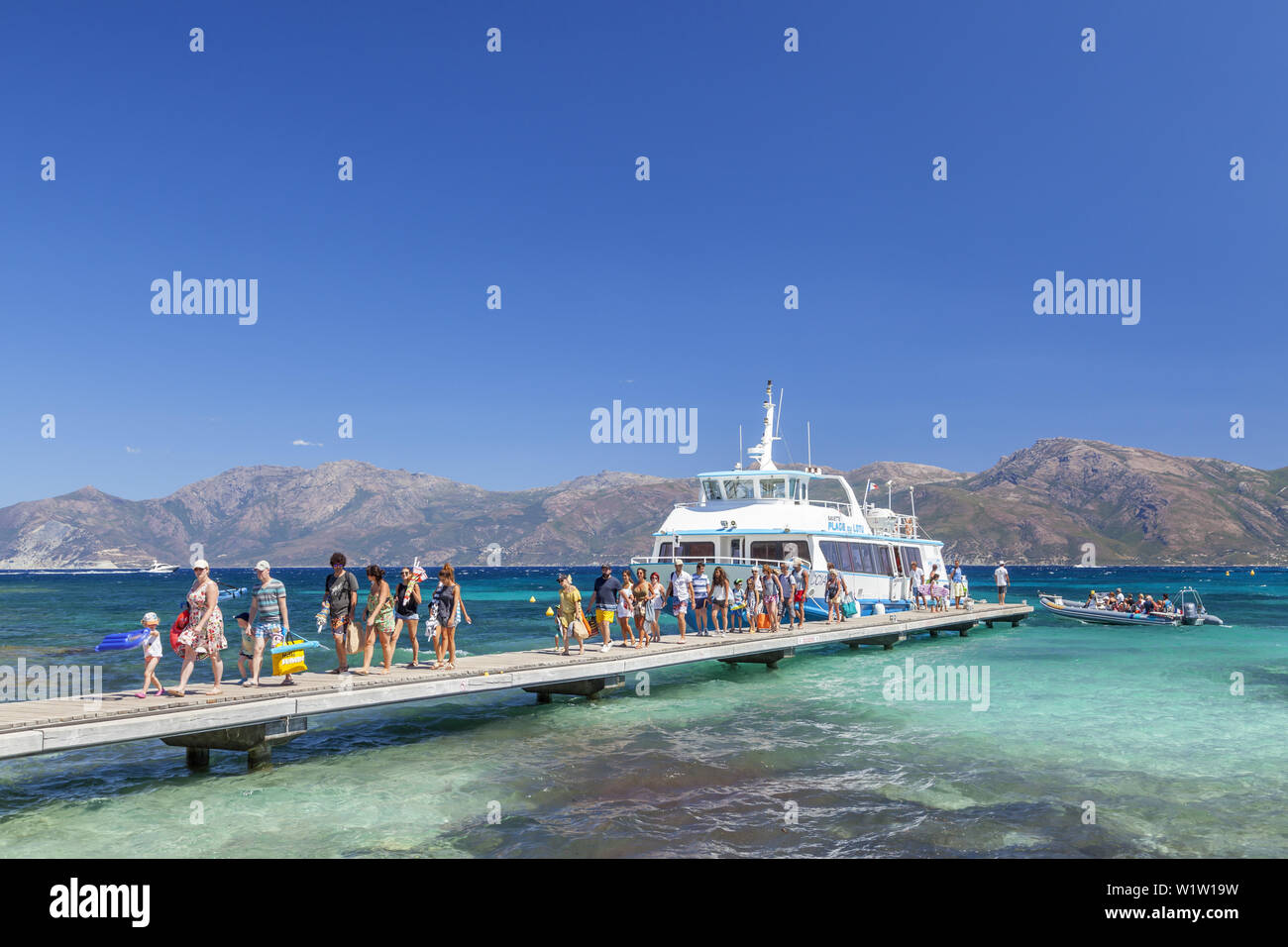 Ferry de Saint-Florent en arrivant sur la plage Plage de Loto dans le désert des Agriates, Corse, sud de la France, France, Europe du Sud Banque D'Images