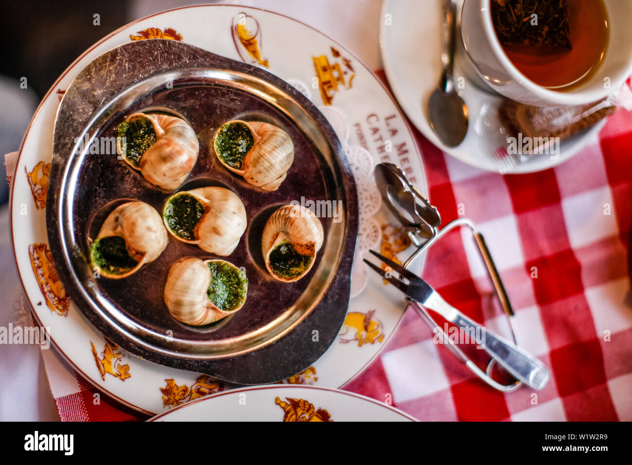 Escargots (escargots) servi sur la table dans le restaurant de la Mère Catherine, Place du Tertre, Montmartre, Paris, France, Europe Banque D'Images