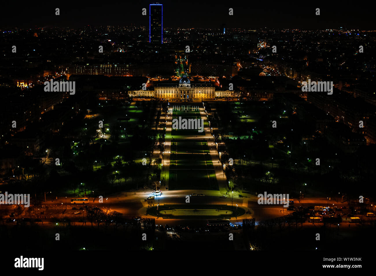 Champ de Mars (Champ de Mars) vu de la tour Eiffel la nuit, Paris, France, Europe Banque D'Images