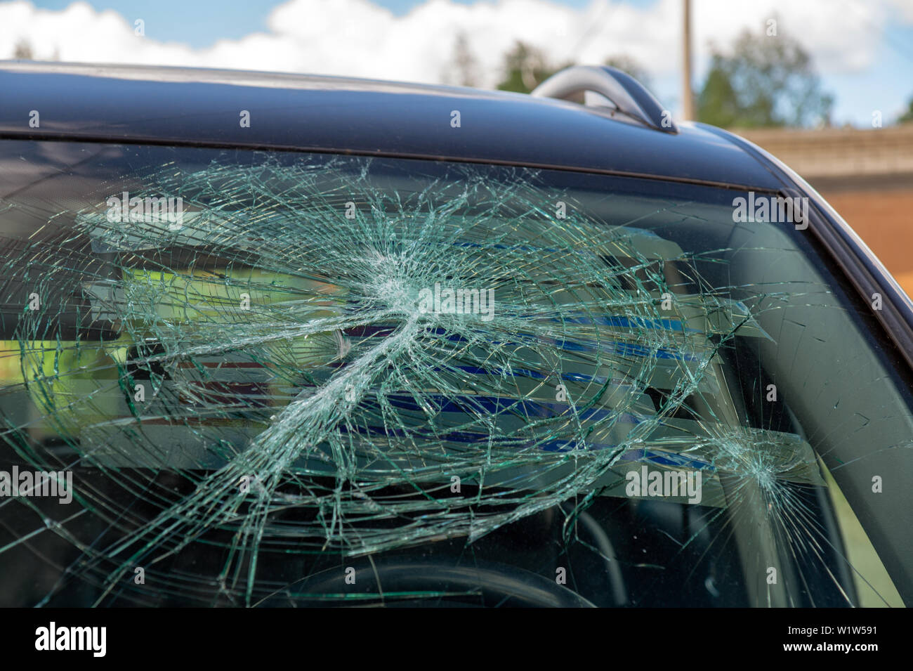 Pare-brise de voiture cassée. Conséquences d'un accident de la circulation Banque D'Images