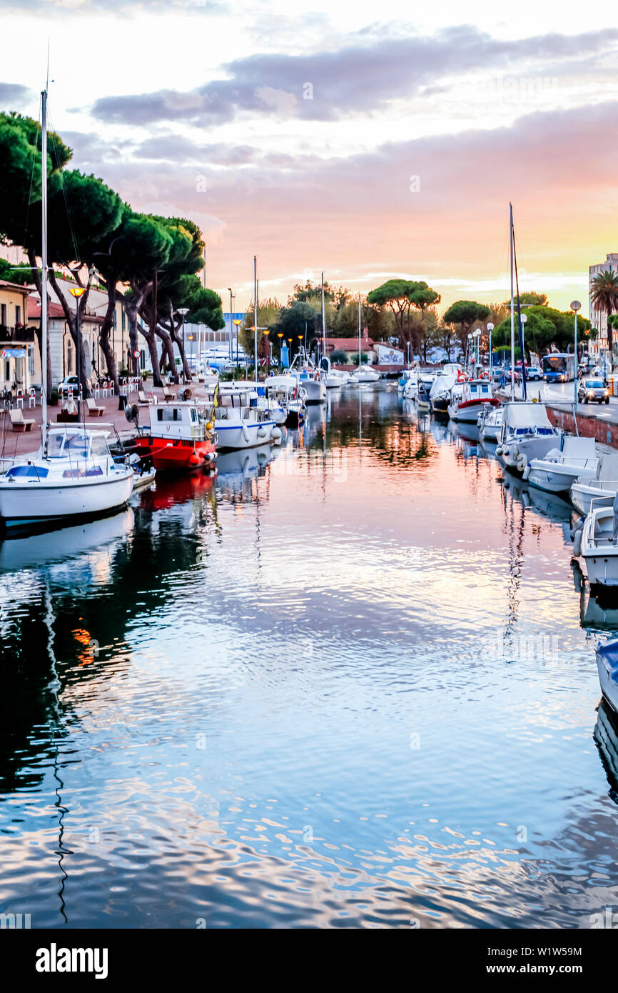 Canale di Burlamacco au coucher du soleil dans le port de Viareggio, Toscane, Italie Banque D'Images