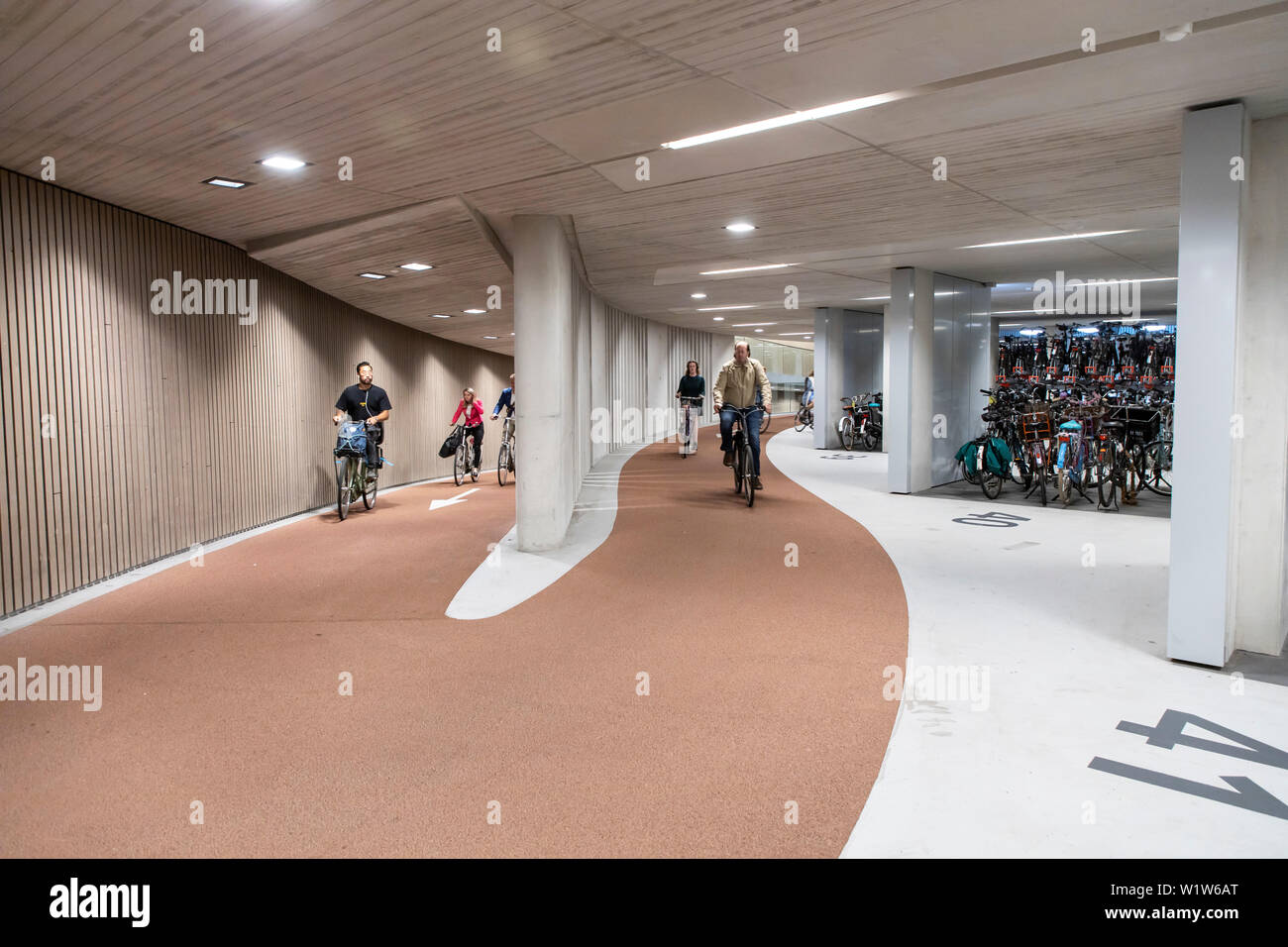 Garage de stationnement pour vélos à Utrecht, Pays-Bas, avec plus de 13 000 places de stationnement, le plus grand parking gratuit Garage à vélos dans le monde entier, à la central Banque D'Images