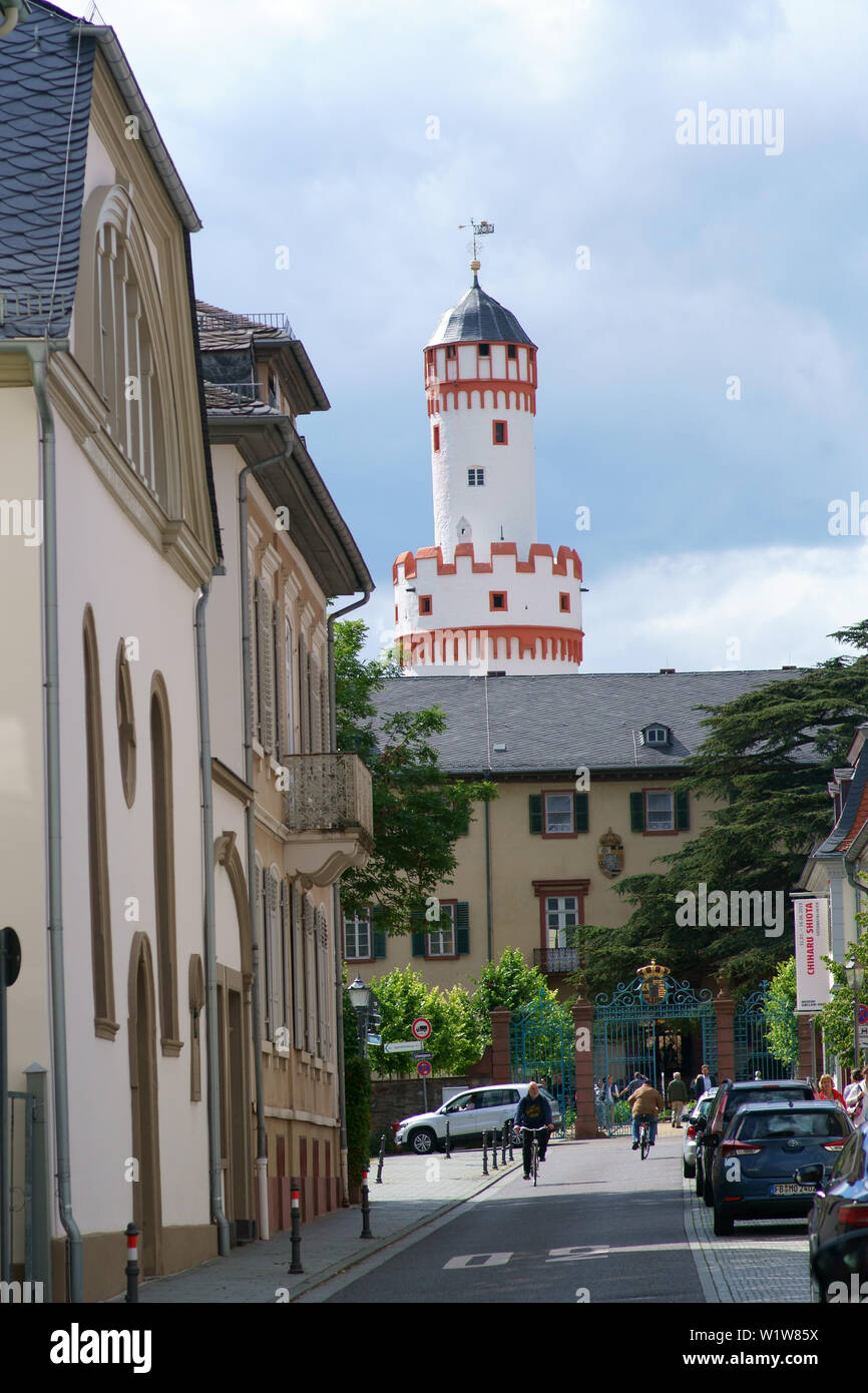 Bad Homburg, Allemagne - 09 juin 2019 : la Dorotheenstrasse étroit avec la porte d'entrée du château de Homburg et résidence du landgrave de w Banque D'Images