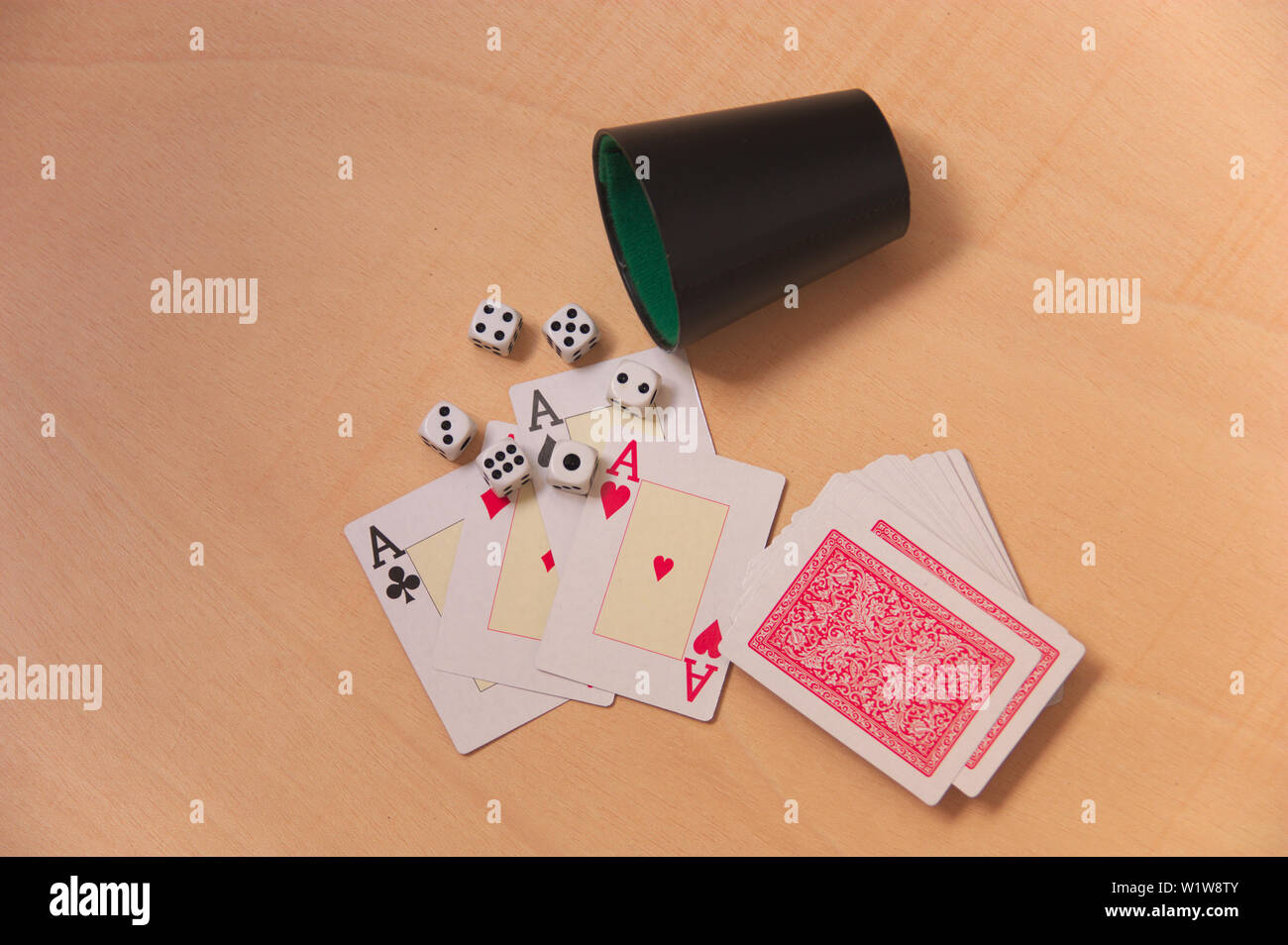 Les quatre as du jeu de poker à côté de six dés de points et le reste de la plate-forme sans division Banque D'Images