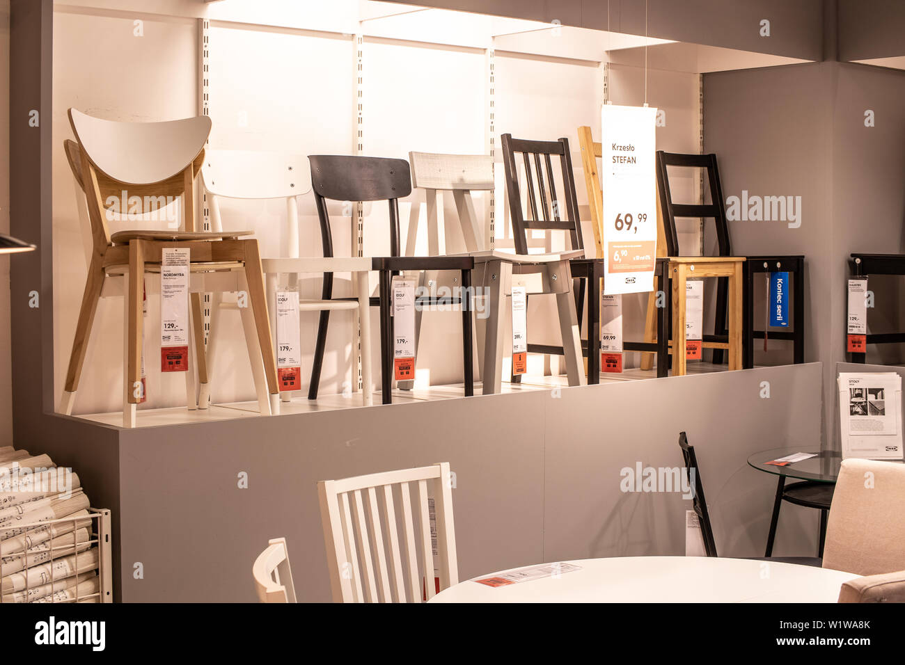 Lodz, Pologne, Jan 2019 intérieur exposition magasin IKEA. Table à manger moderne chaises de la table. IKEA vend des meubles prêts-à-assembler, accessoires Accueil Banque D'Images