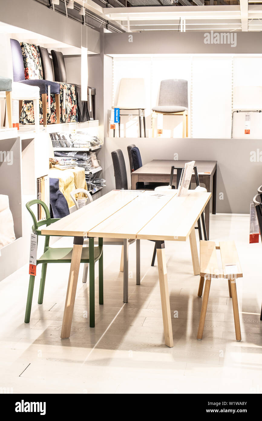 Lodz, Pologne, Jan 2019 intérieur exposition magasin IKEA. Table à manger  moderne chaises de la table. IKEA vend des meubles prêts-à-assembler,  accessoires Accueil Photo Stock - Alamy