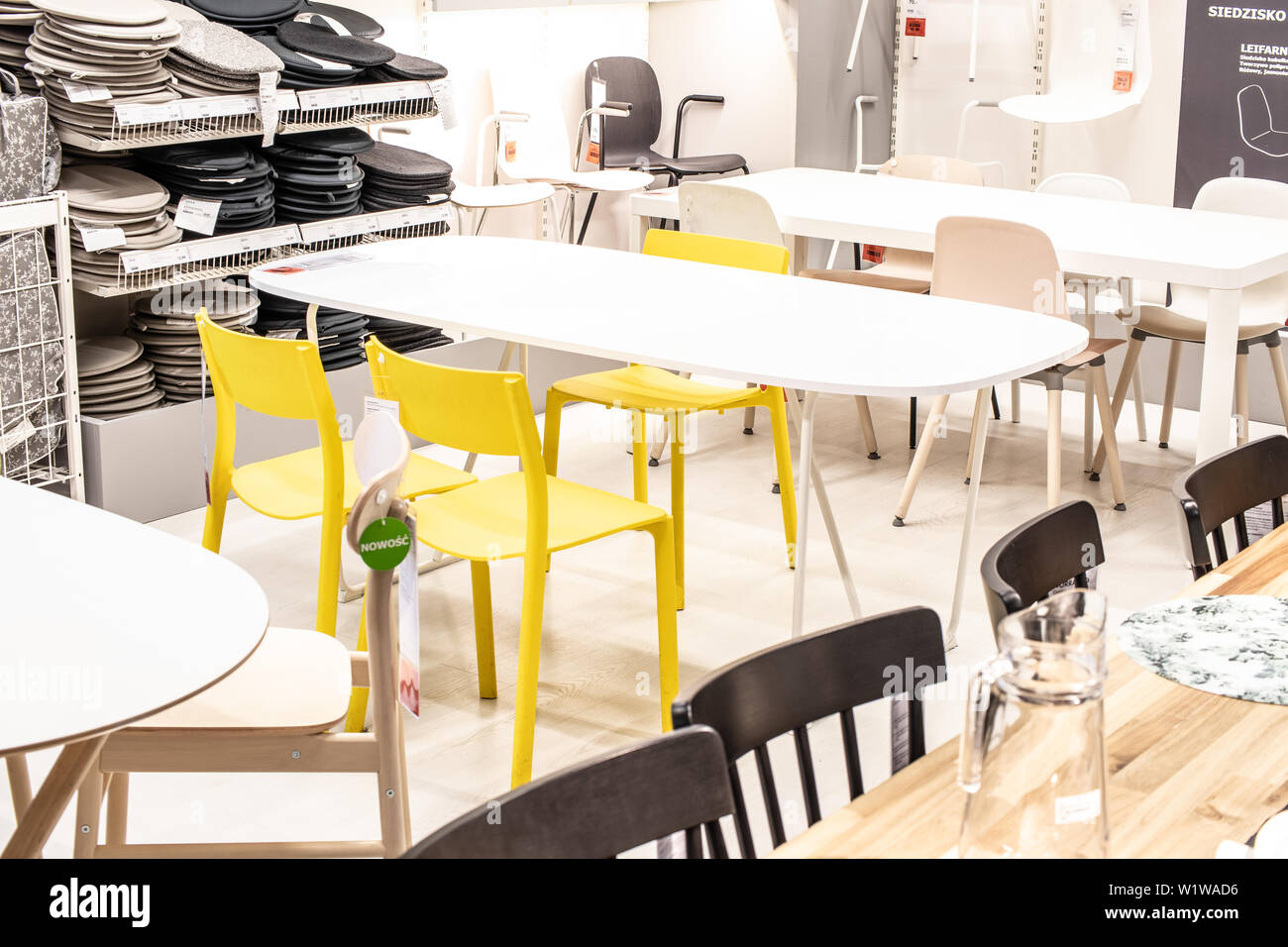 Lodz, Pologne, Jan 2019 intérieur exposition magasin IKEA. Table à manger moderne chaises de la table. IKEA vend des meubles prêts-à-assembler, accessoires Accueil Banque D'Images