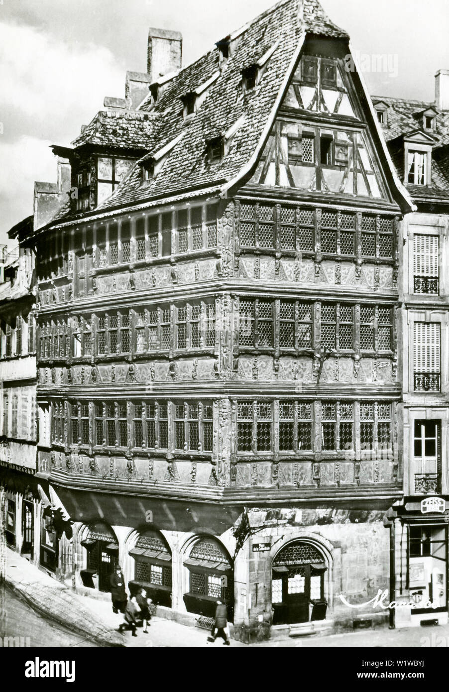 Un document non daté (peut-être 1930) Carte postale de Maison Kammerzell (Maison Kammerzell ou Kammerzellhaus) construite en 1427 et modifiée en 1467 et 1589 est toujours debout à Strasbourg, France. La carte postale originale a été publié par les EDITIONS D ART MARASCO qui a fermé en 1994. Banque D'Images