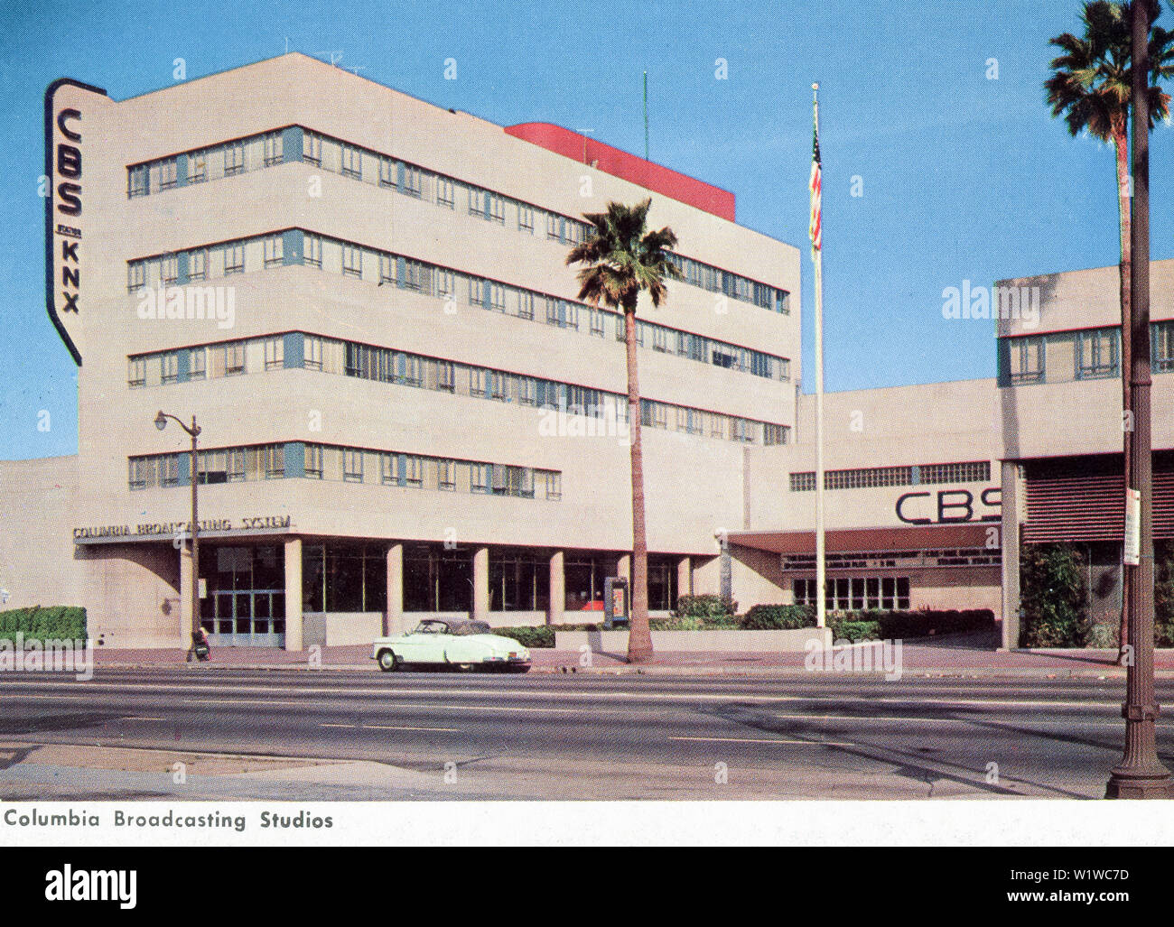 Une carte postale des années 1950 représentant les studios CBS sur Sunset Boulevard, LA, Californie, États-Unis Banque D'Images