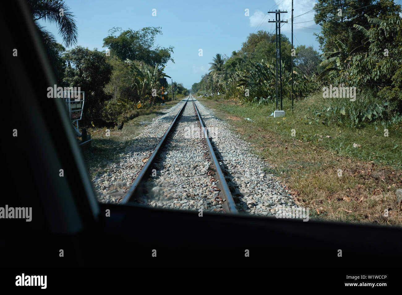 Voiture en traversant par chemin de fer en pleine campagne Banque D'Images