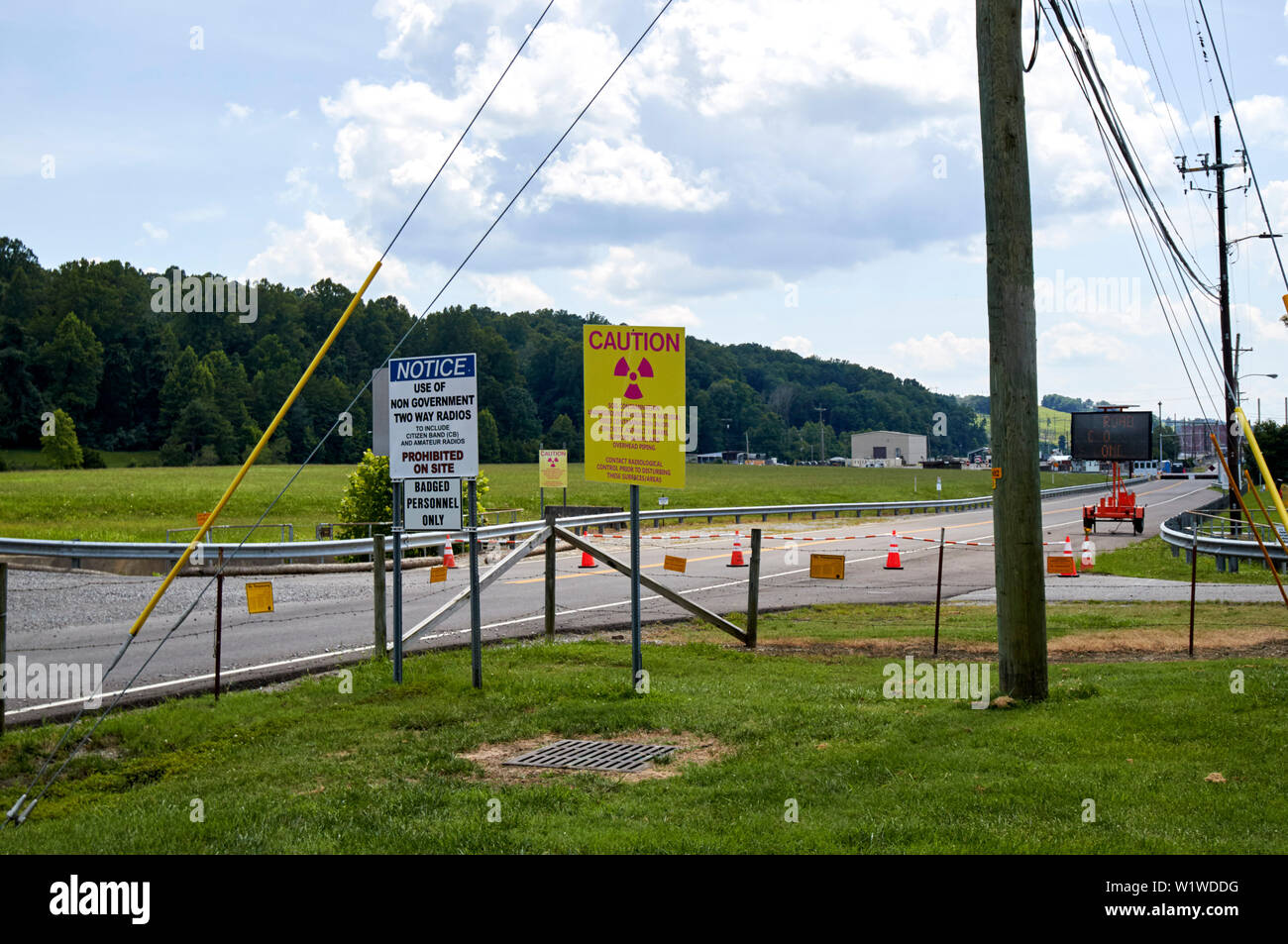 Eu certificat dangereux signes d'avertissement à l'entrée du complexe Y-12 dans l'ancienne ville de secret Oak Ridge Tennessee USA les signes de détresse possible c Banque D'Images