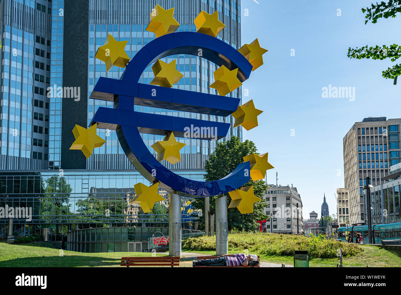 Francfort, Allemagne. Juillet 2019. Le monument symbole de l'euro en face de la construction Eurotorre Banque D'Images