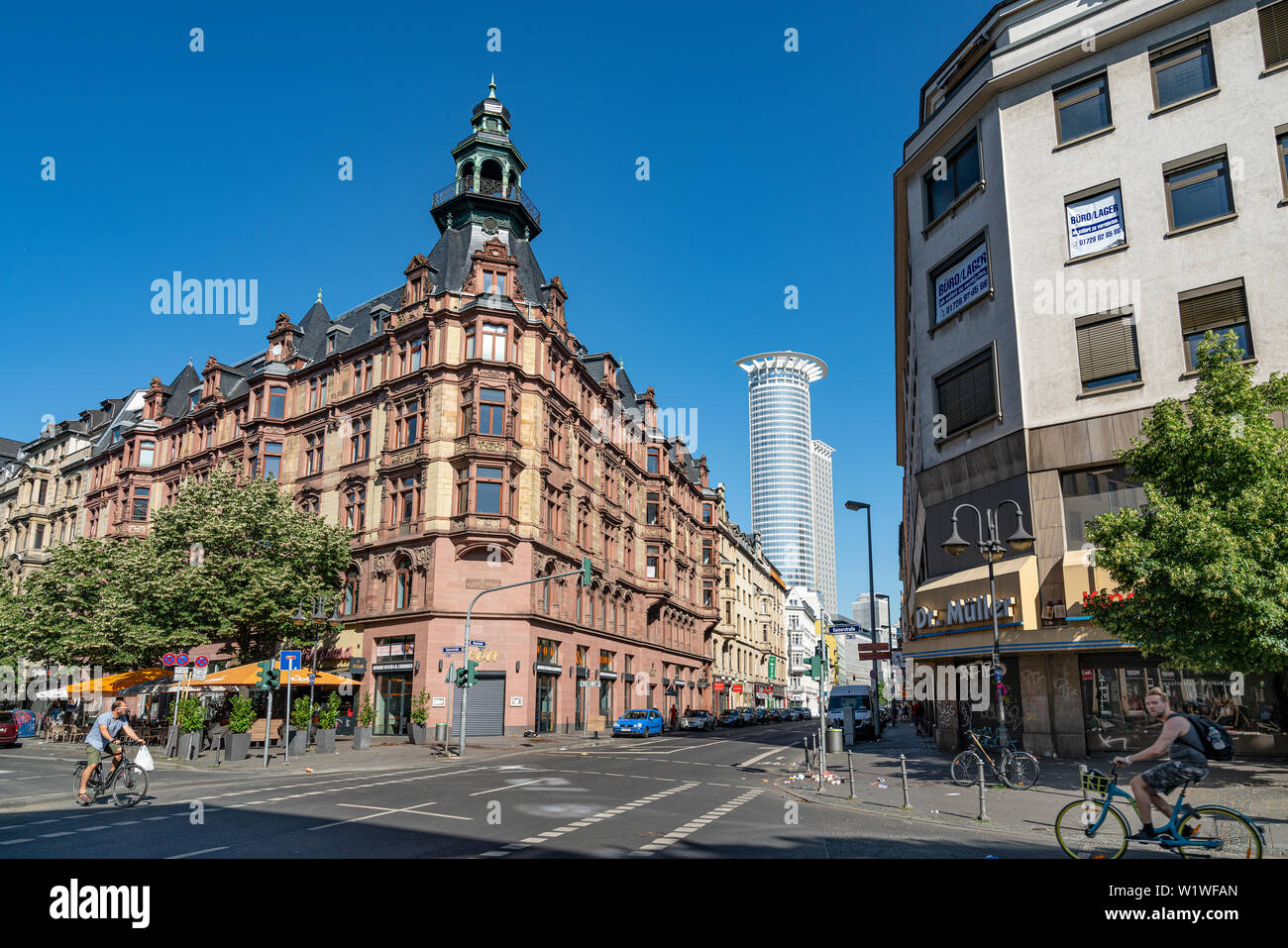 Francfort, Allemagne. Juillet 2019. Le contraste entre les bâtiments anciens et modernes dans le centre-ville Banque D'Images