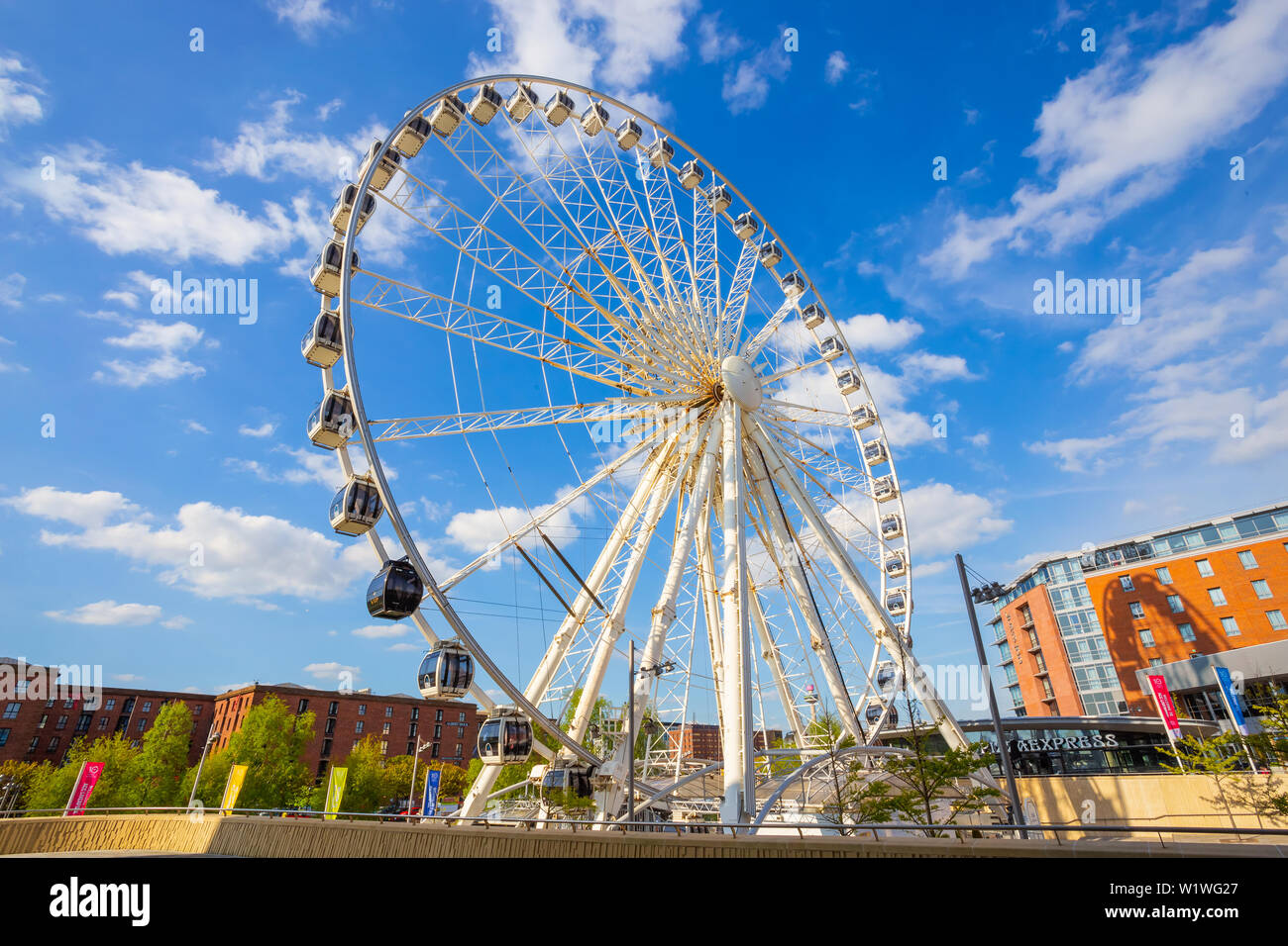 Liverpool, Royaume-Uni - 17 mai 2018 : La roue de Liverpool sur le quai de la quille au bord de la rivière Mersey, ouverte le 25 mars 2010. La structure est 196 fe Banque D'Images