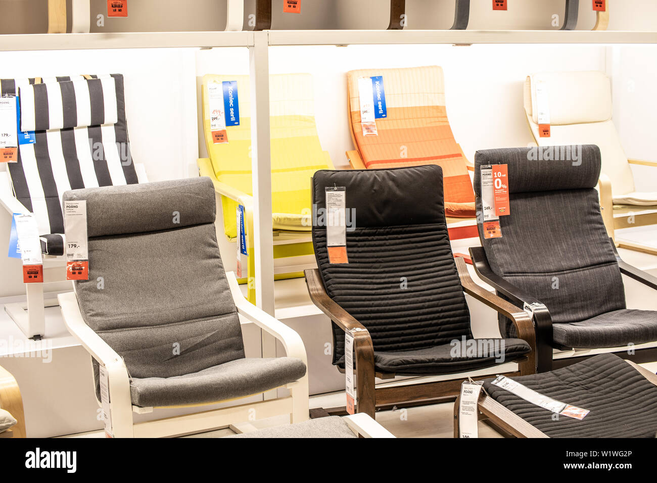 Lodz, Pologne, Jan 2019 intérieur de l'exposition moderne magasin IKEA Chaises Fauteuils Canapés IKEA vend des meubles prêts-à-assembler accueil appareils accessoires Banque D'Images
