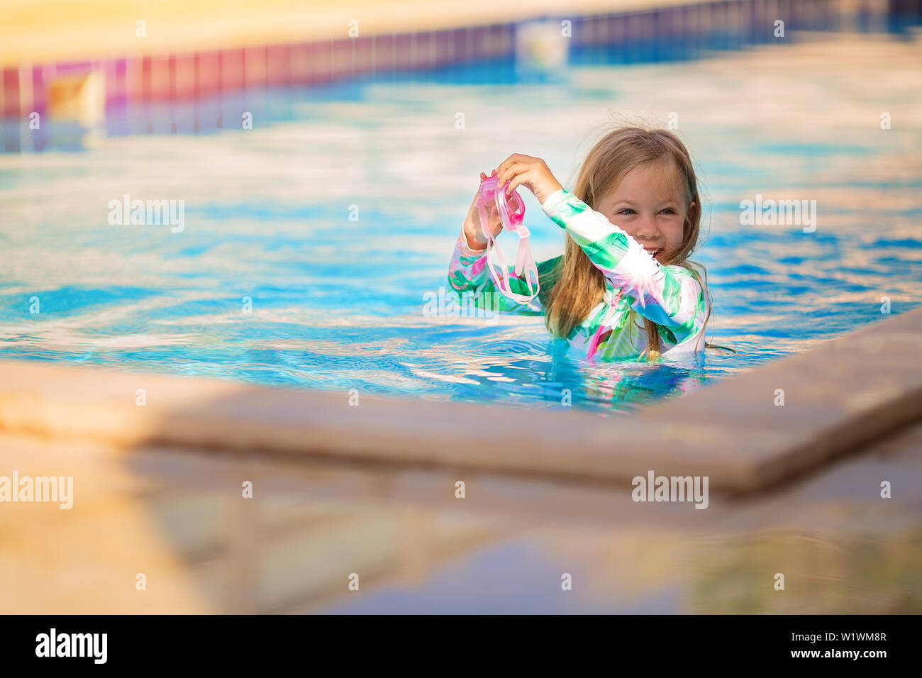 Happy little girl à la piscine. Vacances d'été Banque D'Images