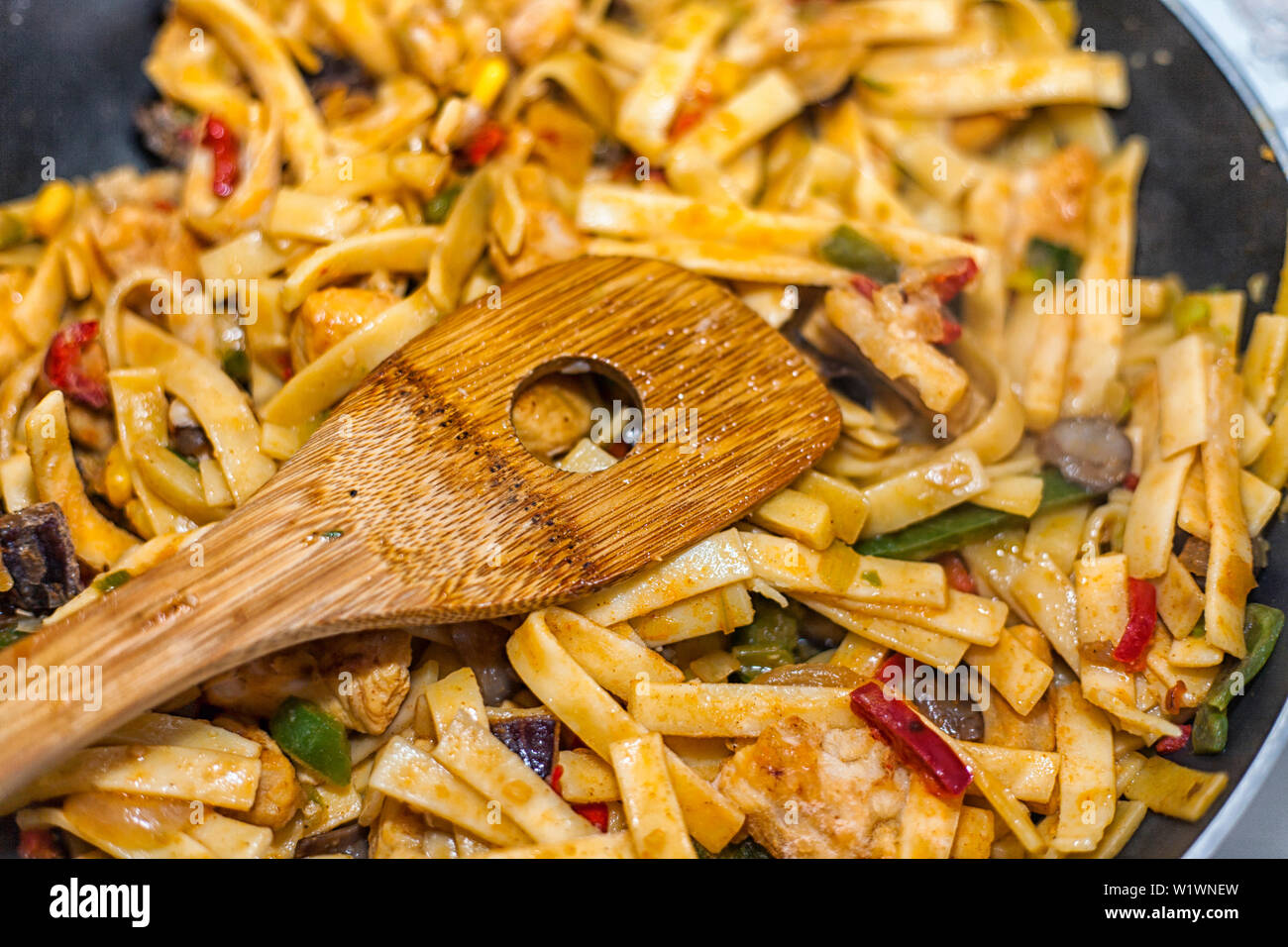 Bami Goreng est un plat de pâtes. Plat est faite sur une façon indonésienne avec poulet brast et pâtes. Banque D'Images