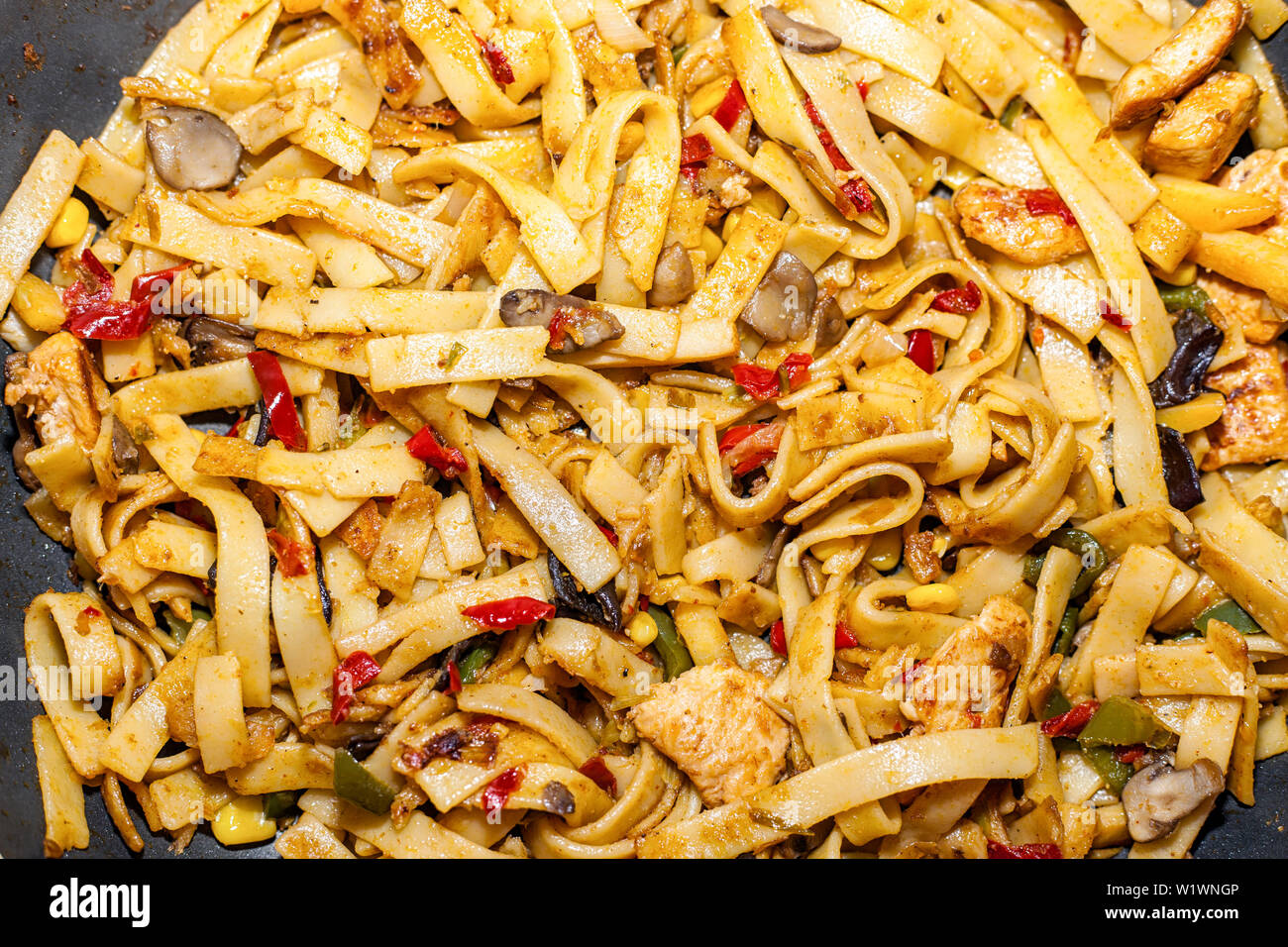 Bami Goreng est un plat de pâtes. Plat est faite sur une façon indonésienne avec poulet brast et pâtes. Banque D'Images