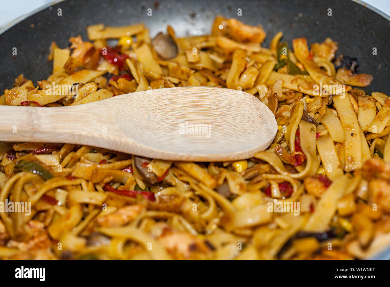 Bami Goreng est un plat de pâtes. Plat est faite sur une façon indonésienne avec poulet brast et pâtes. Banque D'Images