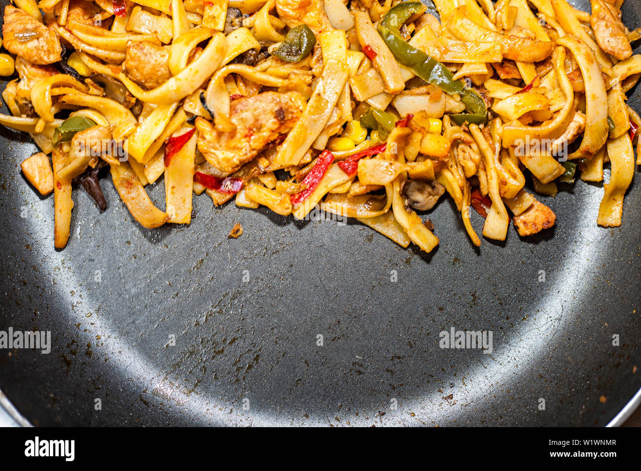 Bami Goreng est un plat de pâtes. Plat est faite sur une façon indonésienne avec poulet brast et pâtes. Banque D'Images