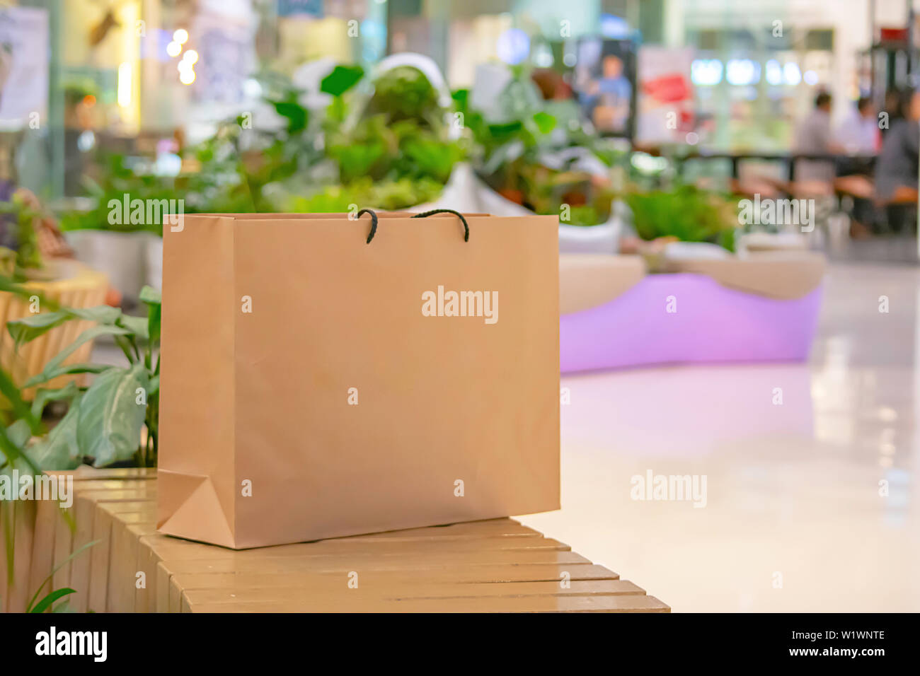 Le sac en papier brun pour mettre sur une assise en bois. Banque D'Images