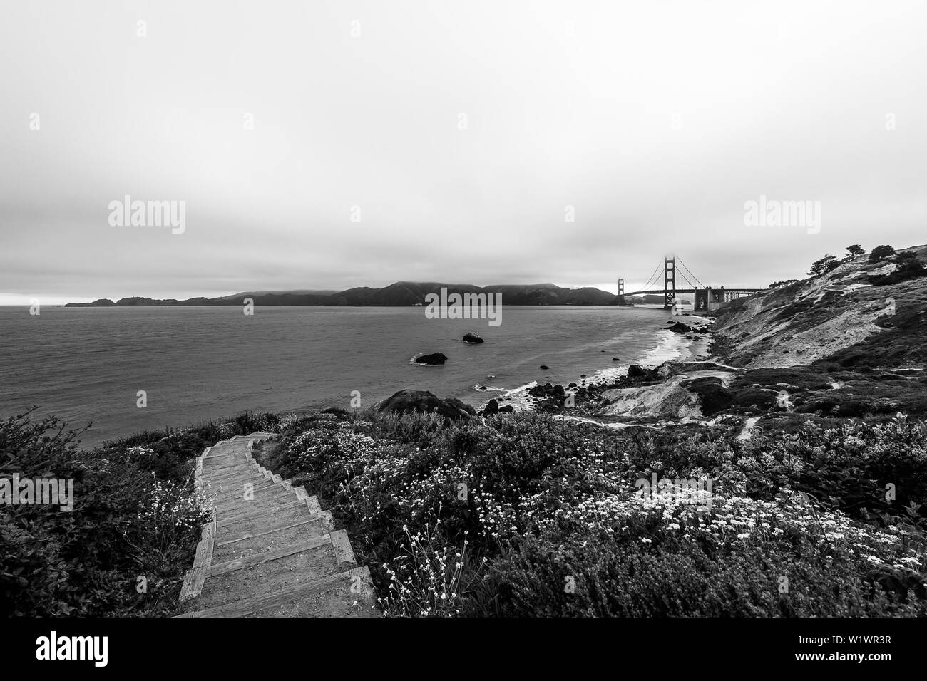 L'aube sur le Golden Gate Bridge de Marshall Beach Banque D'Images