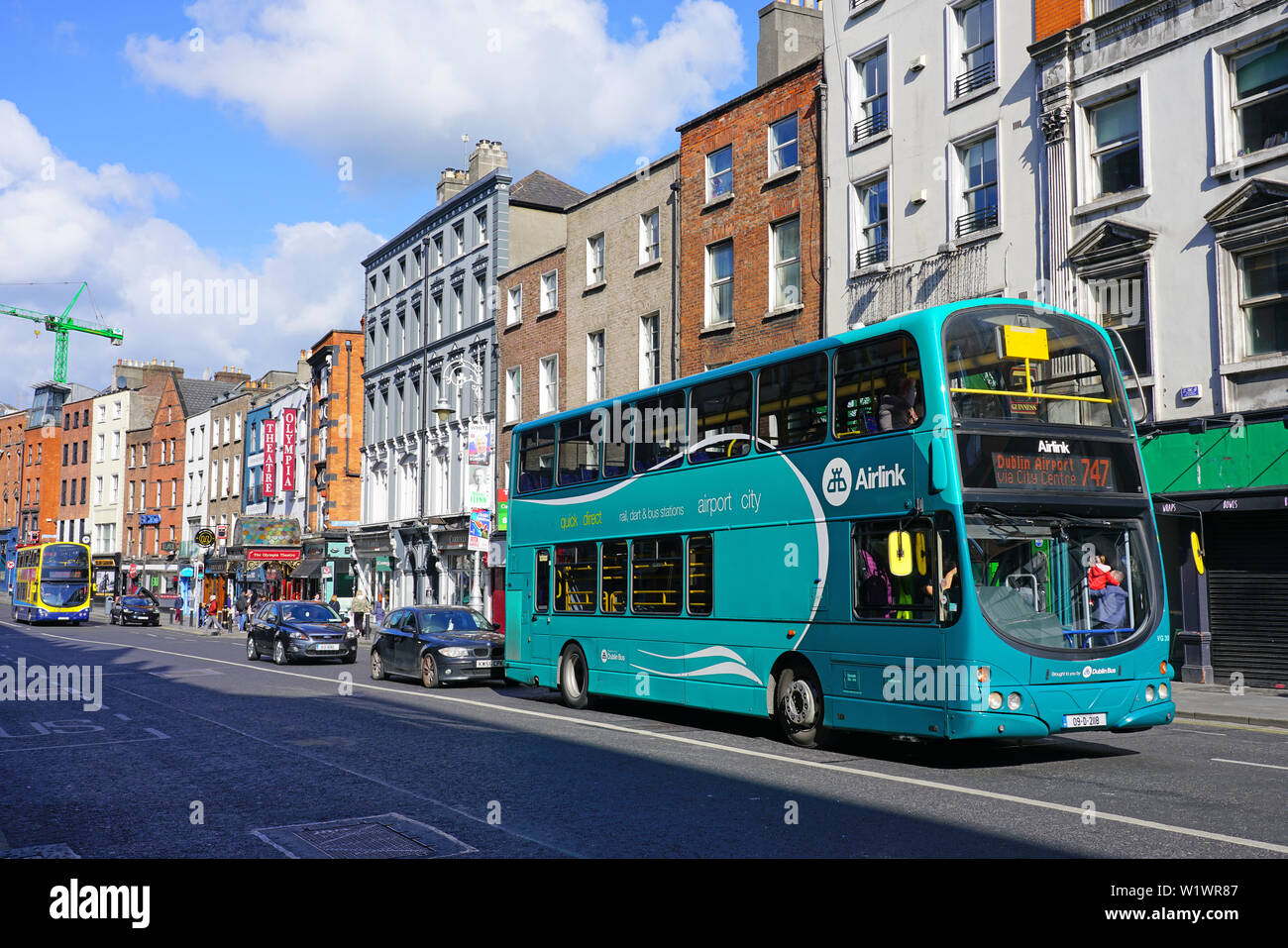 DUBLIN, IRLANDE -4 mai 2019- Vue d'un bus de transport public bleu sur la rue dans la capitale irlandaise. Banque D'Images