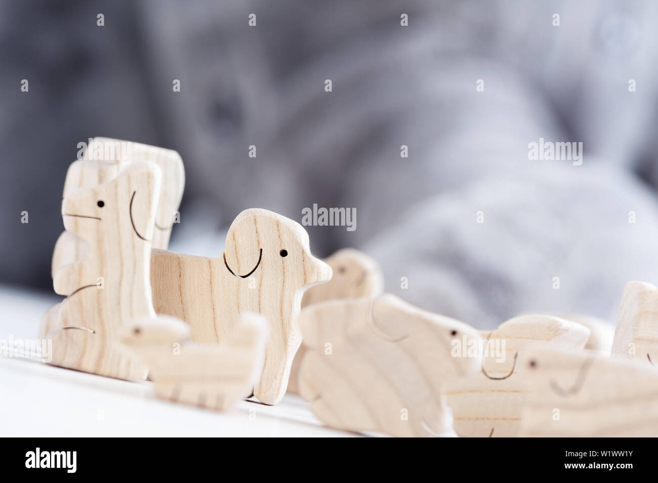 Jouet en bois mignon animaux sur la planche en bois blanc avec poupée éléphant géant dans l'arrière-plan Banque D'Images