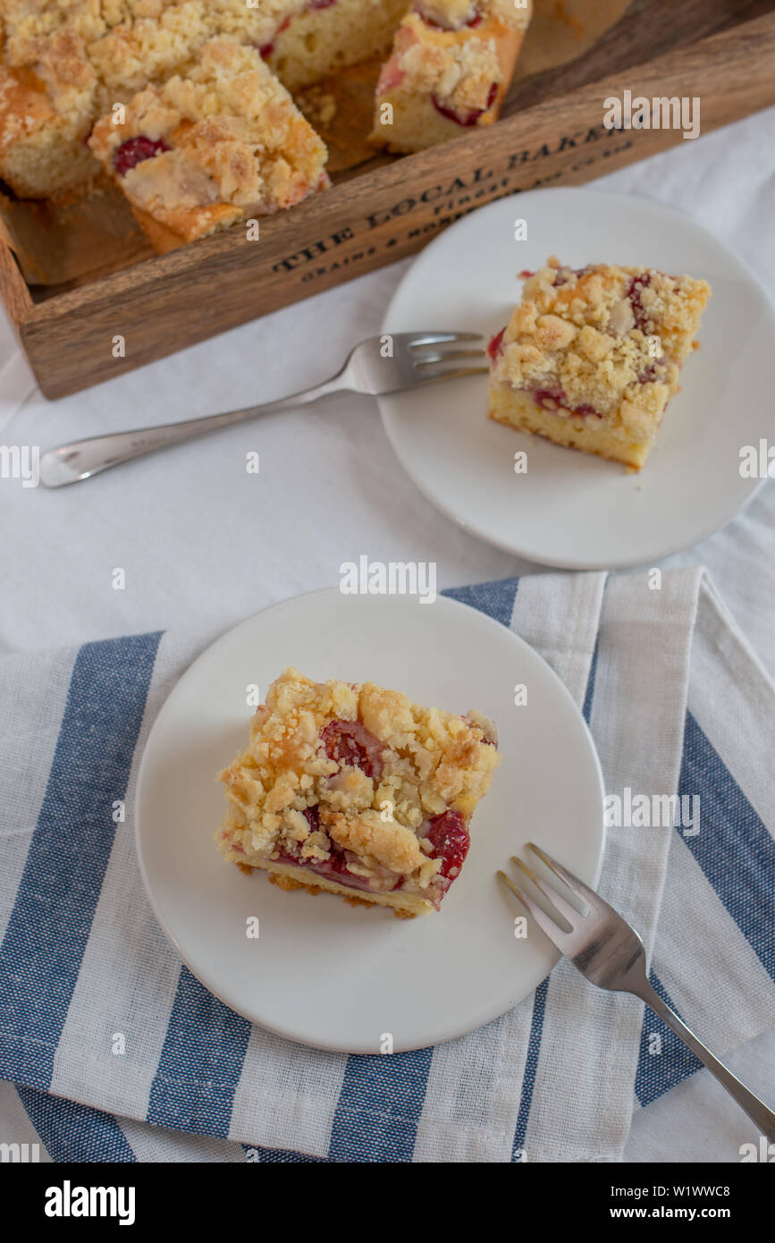 Gateau Streusel Cerises Fait Maison Avec Pudding Vanille Photo Stock Alamy