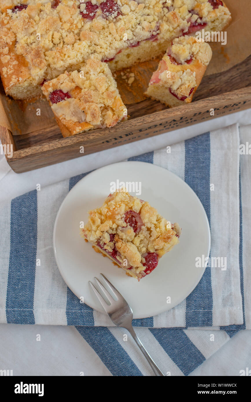 Gateau Streusel Cerises Fait Maison Avec Pudding Vanille Photo Stock Alamy