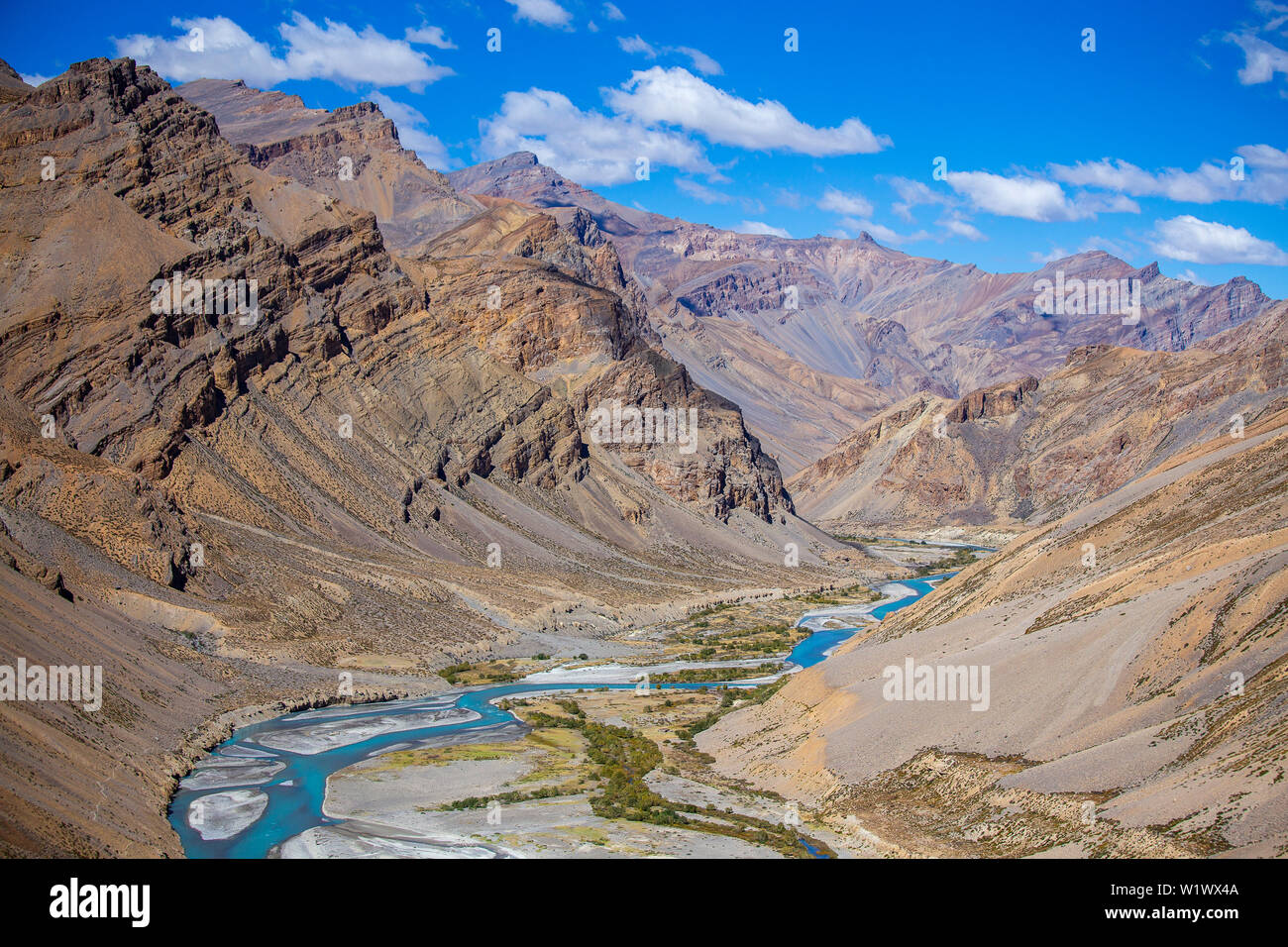 Paysage de montagnes de l'himalaya le long de l'autoroute Manali Leh en Inde. Blue River et majestueuses montagnes rocheuses en Himalaya indien, le Ladakh, le Jammu-et Kash Banque D'Images