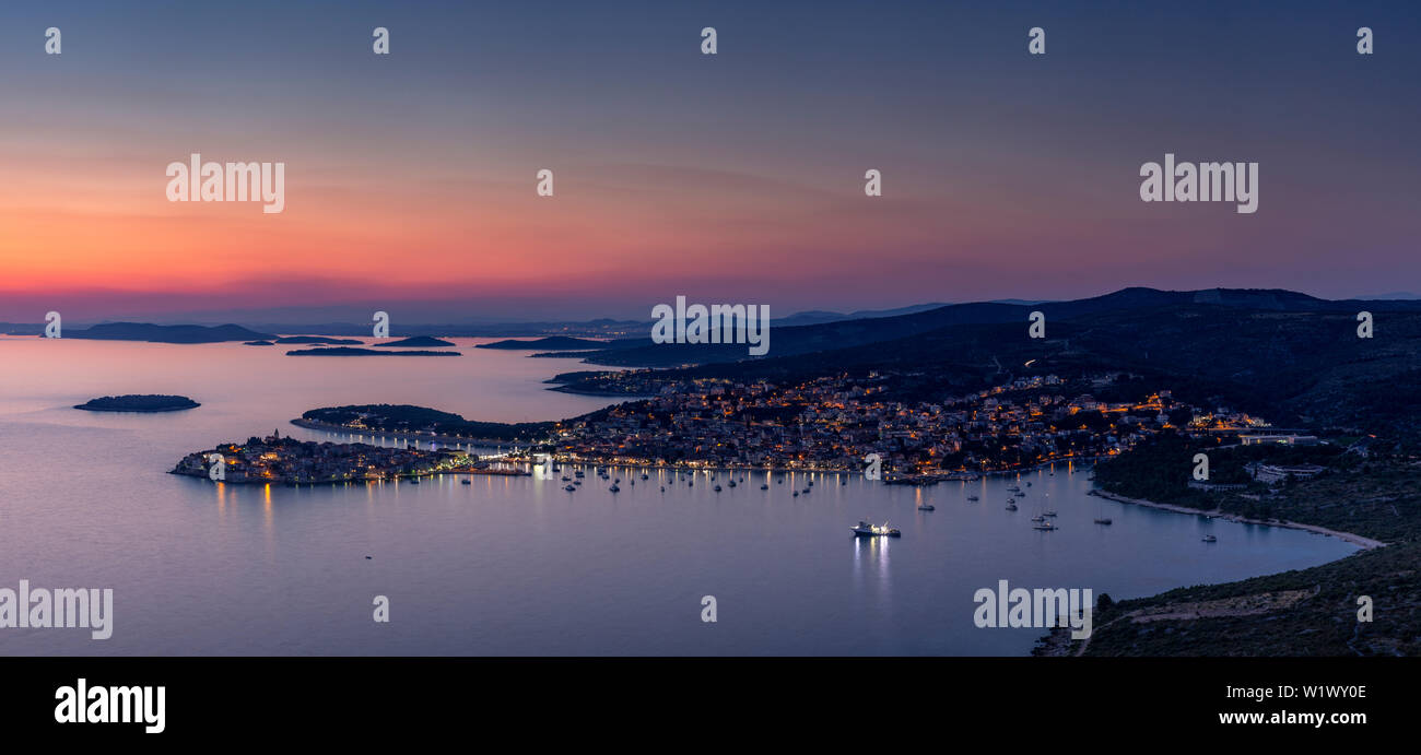 Panorama de crépuscule sur Primosten sur la côte de la Croatie Banque D'Images