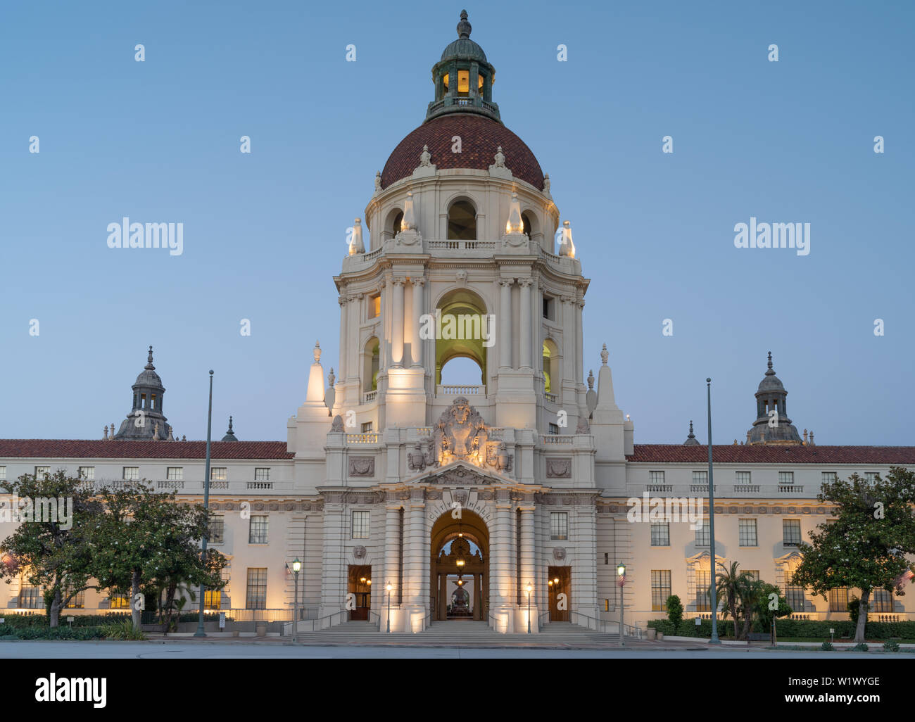 Un crépuscule vue de l'Hôtel de Ville de Pasadena emblématique dans le comté de Los Angeles. Cet édifice est inscrit au Registre national des lieux historiques. Banque D'Images