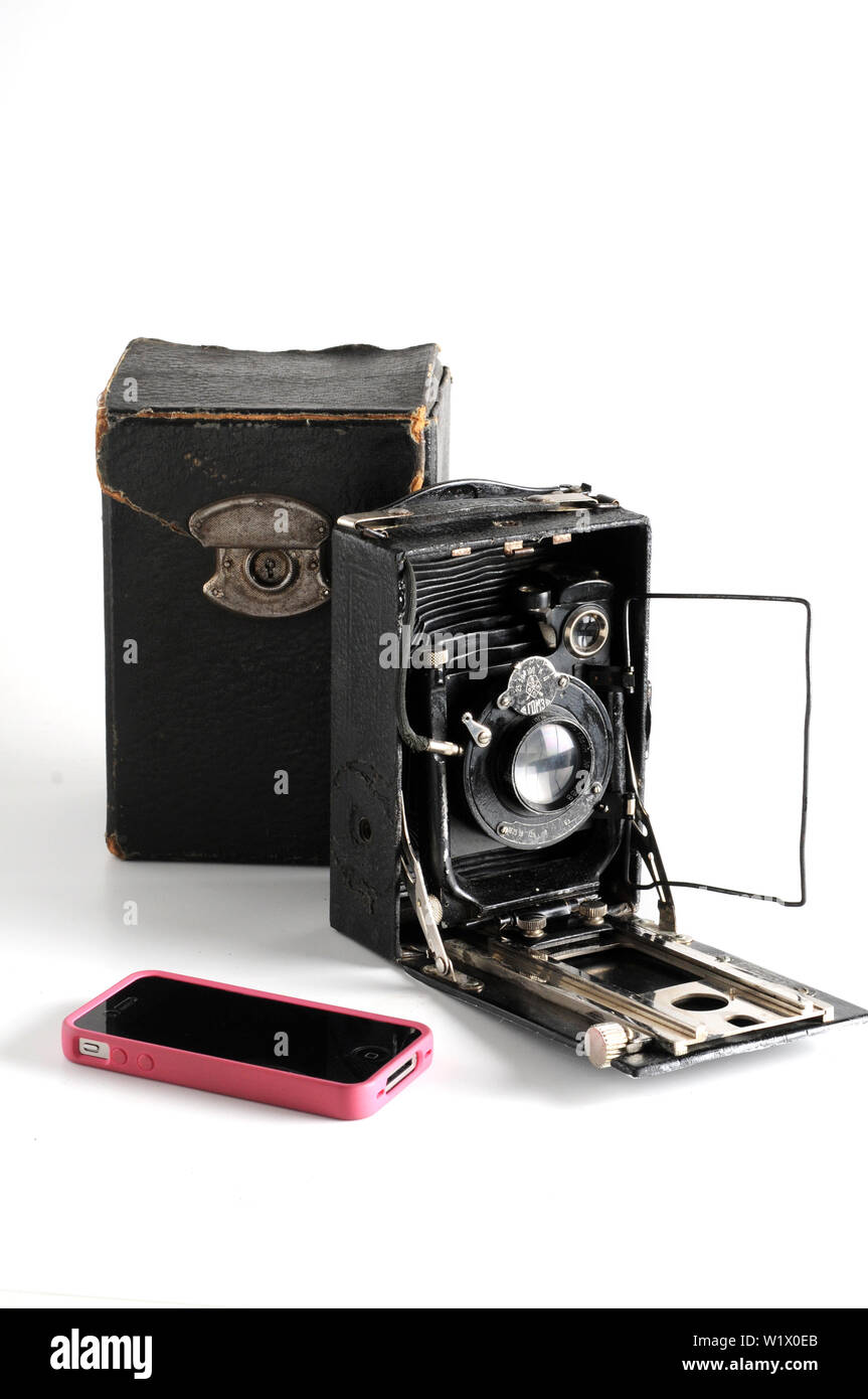 Vieille photographie contre - Ancienne rétro caméra soviétique - Gomz et iphone Banque D'Images