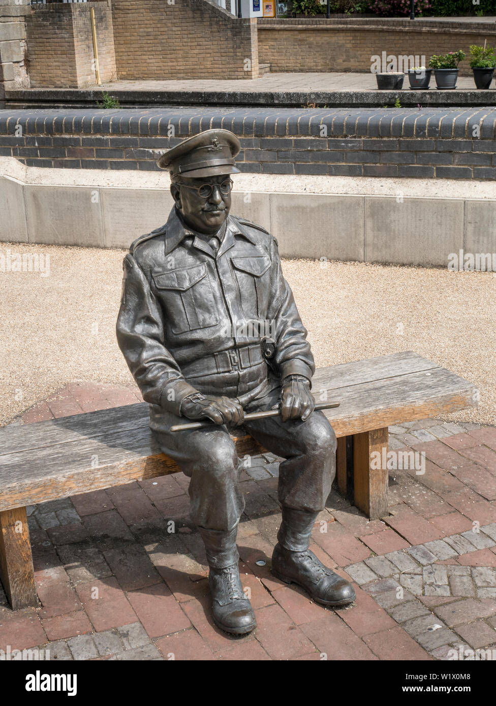 Statue d'Arthur Lowe comme capitaine Mainwaring à partir de la série de la BBC de papas armée qui a été filmé dans et autour de Thetford à Norfolk Banque D'Images