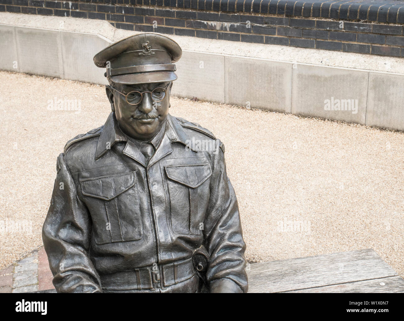 Statue d'Arthur Lowe comme capitaine Mainwaring à partir de la série de la BBC de papas armée qui a été filmé dans et autour de Thetford à Norfolk Banque D'Images