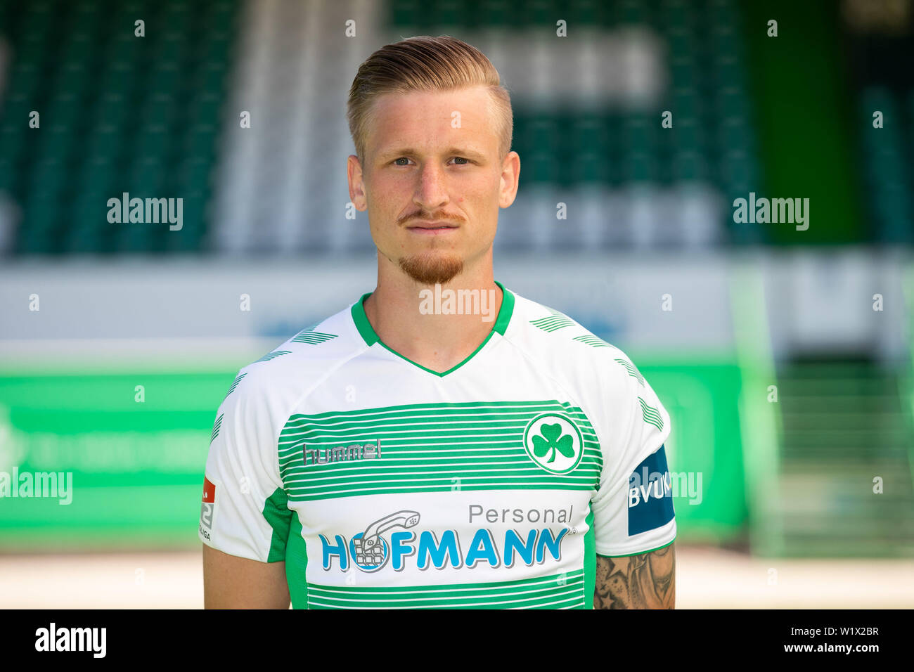 02 juillet 2019, la Bavière, Fürth : Soccer 2e Bundesliga : Fototermin Greuther Fürth-mer pour la saison 2019-2020 au Sportpark Ronhof Thomas Sommer. Marvin Stefaniak. Photo : Daniel Karmann/dpa Banque D'Images