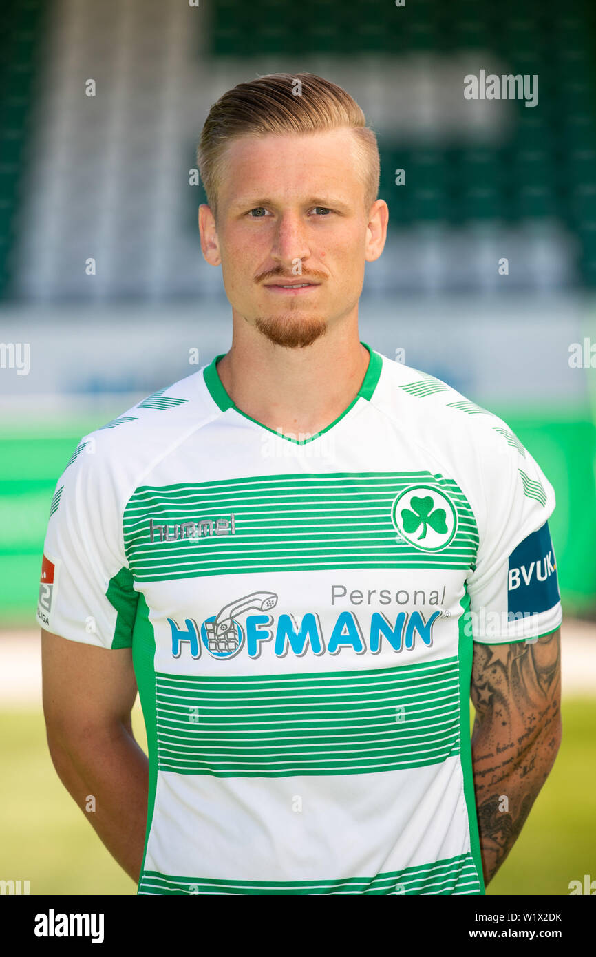 02 juillet 2019, la Bavière, Fürth : Soccer 2e Bundesliga : Fototermin Greuther Fürth-mer pour la saison 2019-2020 au Sportpark Ronhof Thomas Sommer. Marvin Stefaniak. Photo : Daniel Karmann/dpa Banque D'Images