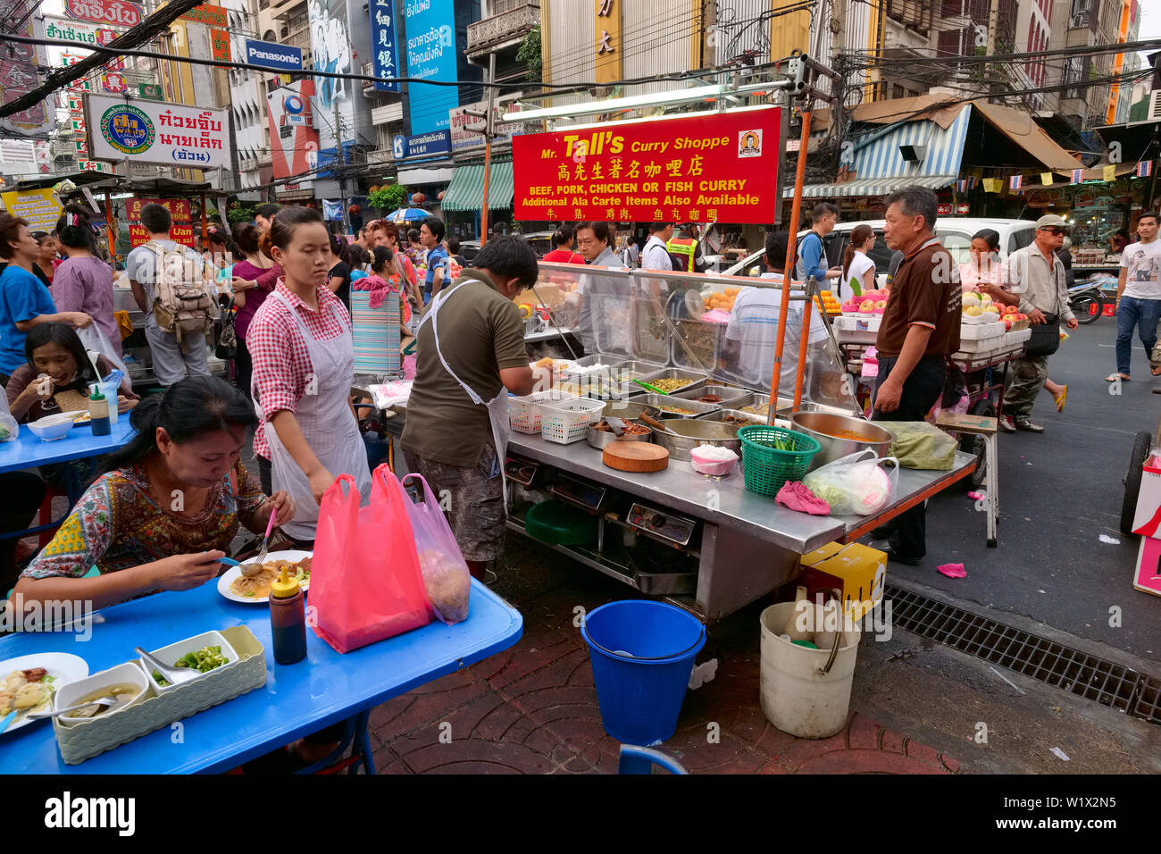 Des stands de nourriture dans un vieux marché ou 98 domaine Gao à Yaowarat Road, Chinatown, Bangkok, Thaïlande, faisant affaires en début de soirée rapide Banque D'Images
