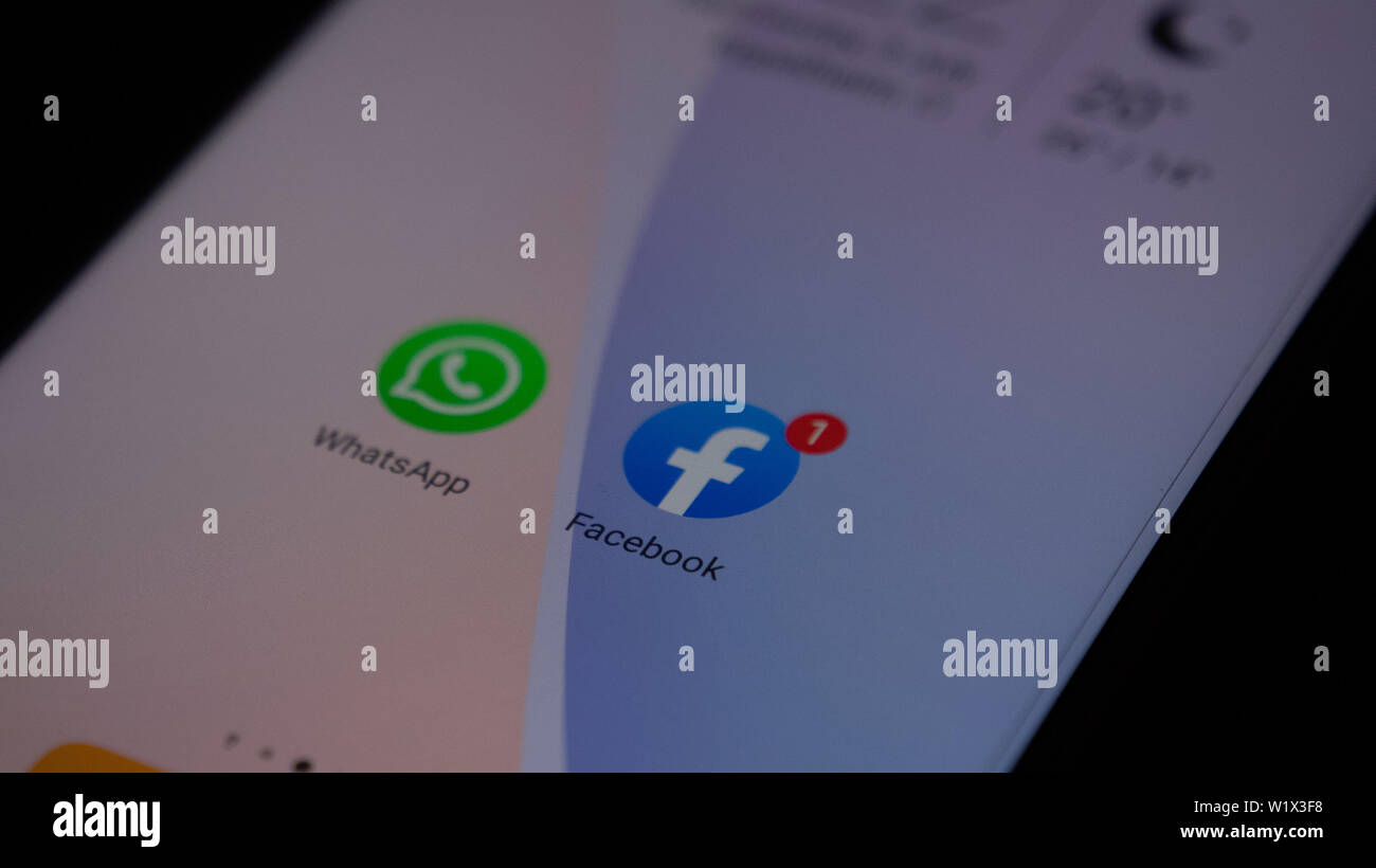 Close Up of Social Media Facebook, Whatsapp, icônes sur l'écran du smartphone Android Huawei Banque D'Images