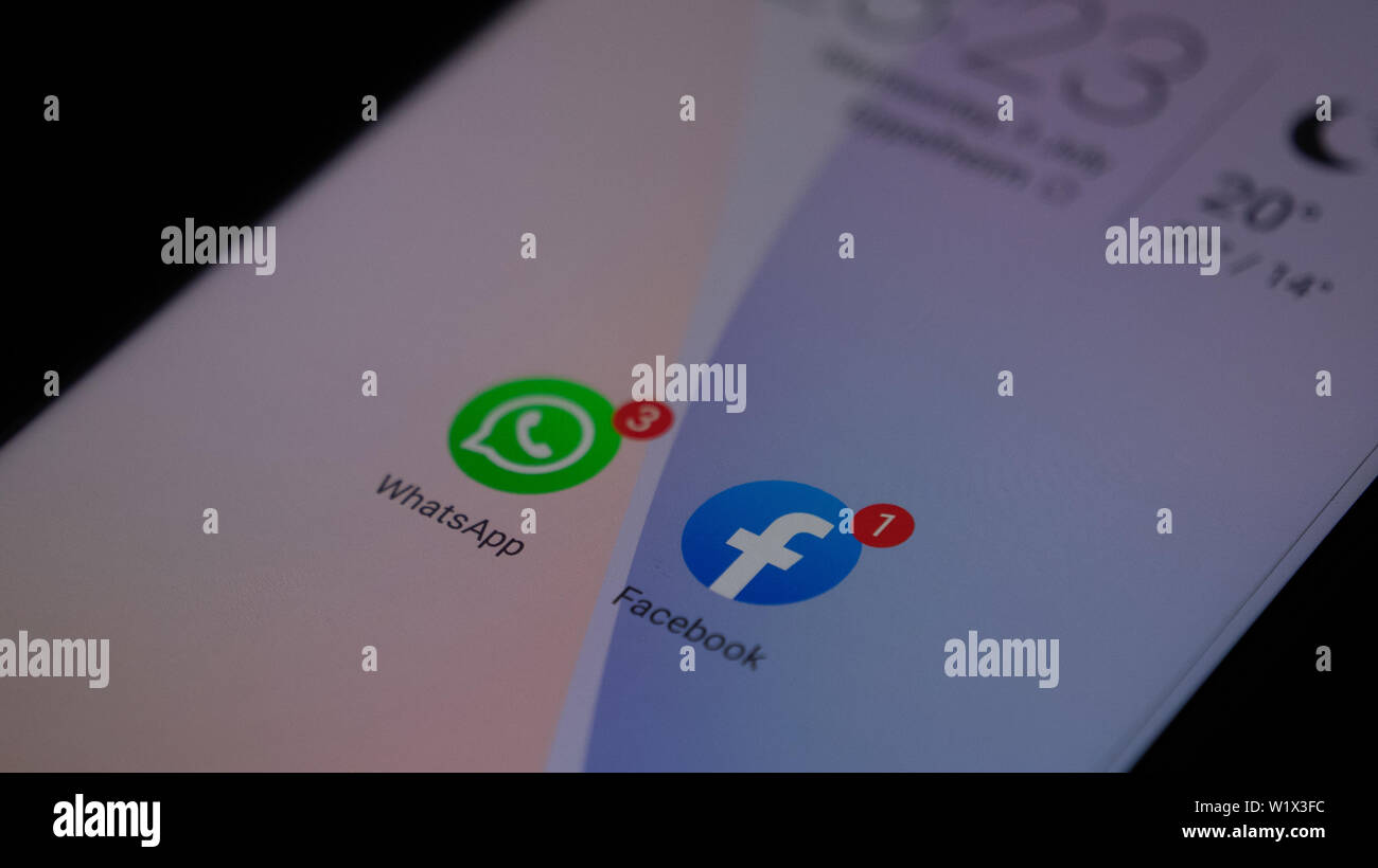 Close Up of Social Media Facebook, Whatsapp, icônes sur l'écran du smartphone Android Huawei Banque D'Images