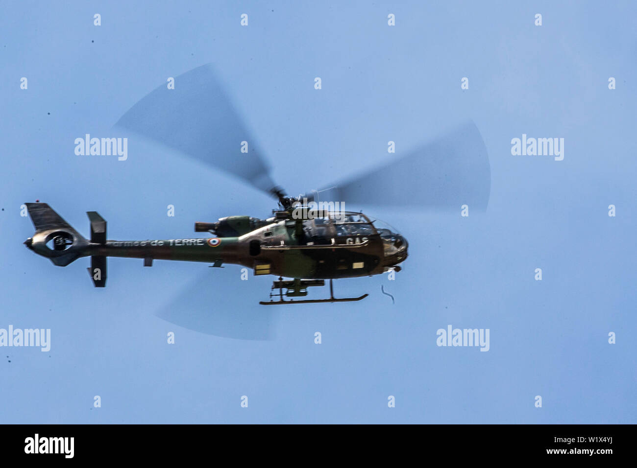 Une Gazelle SA 341 Français hélicoptère de l'Armée se prépare à la formation d'un incendie au cours de l'effort de missiles sur Thunder Semper Camp Lejeune, en Caroline du Nord, le 29 juin 2019. Semper Thunder est un exercice d'entraînement bilatérales menées entre la 26e unité expéditionnaire maritime Task Force et Jeanne D'Arc à intégrer les forces navales françaises dans la planification et l'exécution des missions. (U.S. Marine Corps photo par le Cpl. Tanner Seims) Banque D'Images