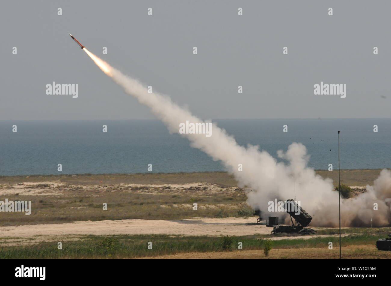 Un système de missile Patriot de forêt lors d'un tir de missiles de feu près de Capu Midia, Roumanie, Jun. 19, 2019 lors de l'exercice Shabla 19. Le système était exploité par des soldats avec 5e Bataillon, 7e Régiment d'artillerie de défense aérienne. Guardian 19 Sabre est un exercice co-dirigée par le Commandement de la Force Conjointe roumain et l'Europe de l'armée américaine, qui aura lieu du 3-24 juin à divers endroits en Bulgarie, Hongrie et Roumanie. Saber Guardian 19 est conçu pour améliorer l'intégration des forces de combat multinationales. Banque D'Images