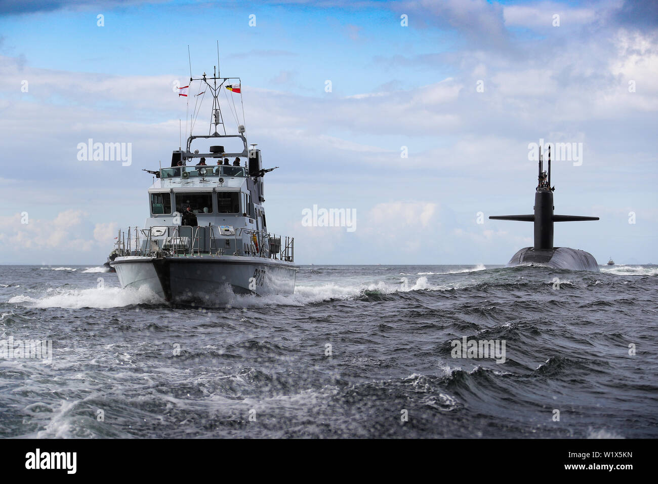 Sa MAJESTÉ DU CHEF DE LA BASE NAVALE DE CLYDE, en Écosse (2 juillet 2018) La classe Ohio-sous-marin SNLE USS Alaska (732) arrive à Sa Majesté du chef de la base navale de Clyde, en Écosse, pour une visite de port prévue le 2 juillet 2019. Le port visitez renforce la coopération entre les États-Unis et le Royaume-Uni, et démontre la capacité des États-Unis, la flexibilité et l'engagement continu d'alliés de l'OTAN. (Photo par LPhot Stevie Burke) Banque D'Images