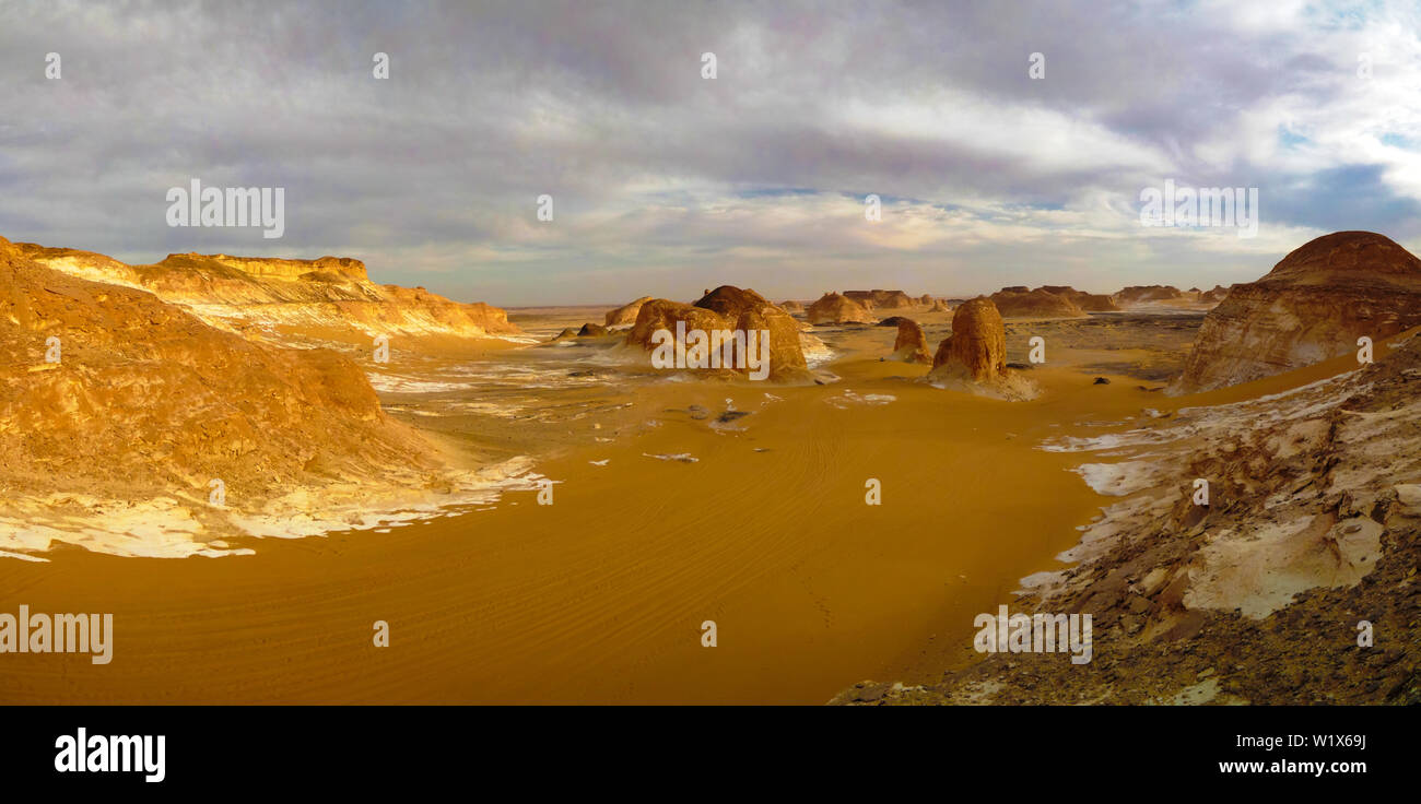 Panorama de l'El-Agabat Valley dans le désert blanc, le Sahara, Farafra, Egypte Banque D'Images