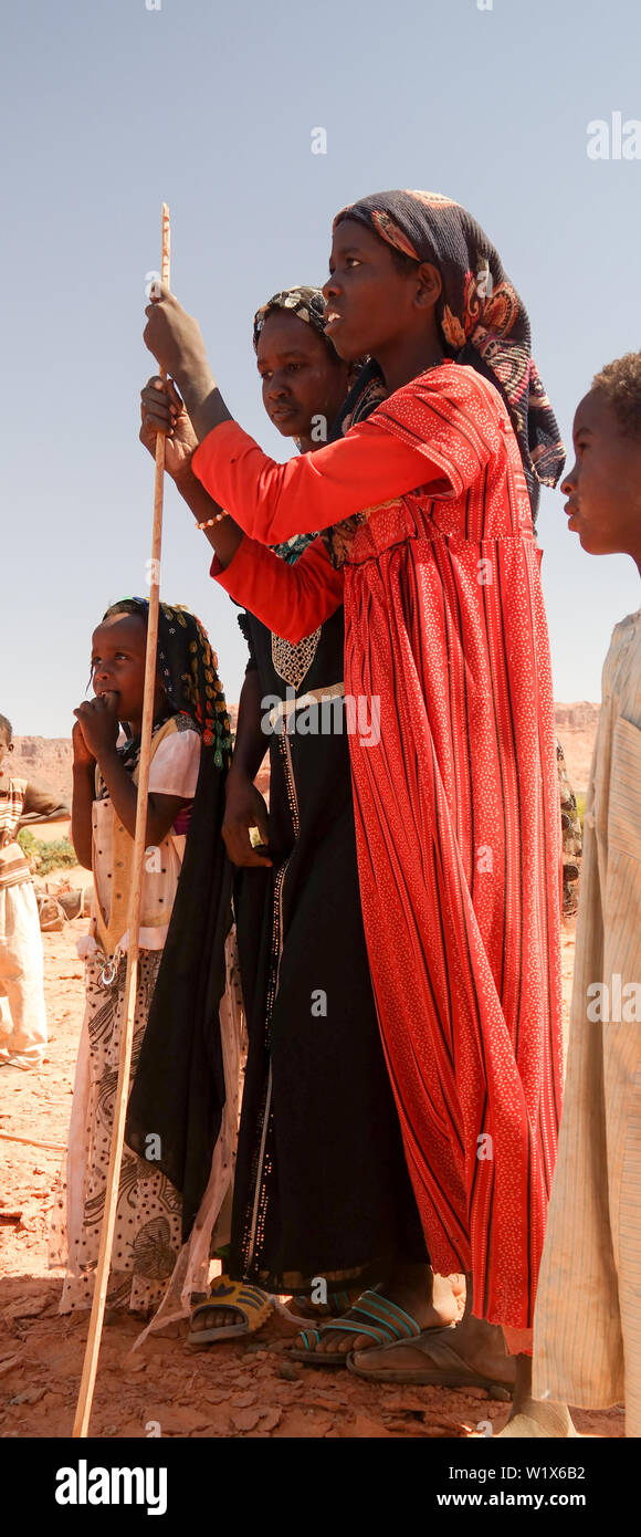 Portrait de Toubou, ou Tubu femme - 10 novembre 2018 Demi village à Fada, l'Ennedi, Tchad Banque D'Images