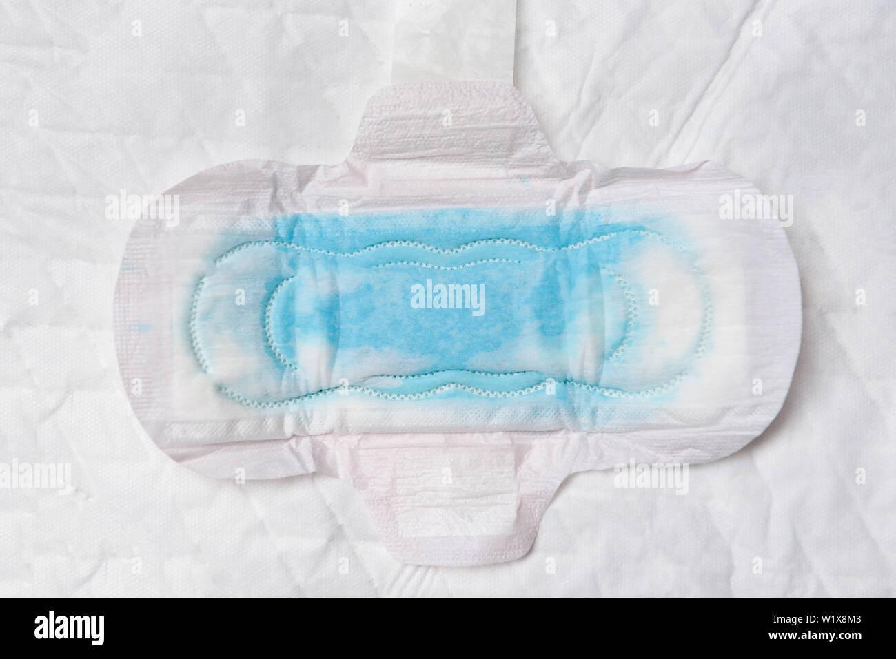 Serviette hygiénique ou tampon sanitaire féminin avec l'analyse de l'eau  bleu pour absorber de l'eau / moyens de l'hygiène féminine période femmes  Feuilles absorbantes pour produits Photo Stock - Alamy