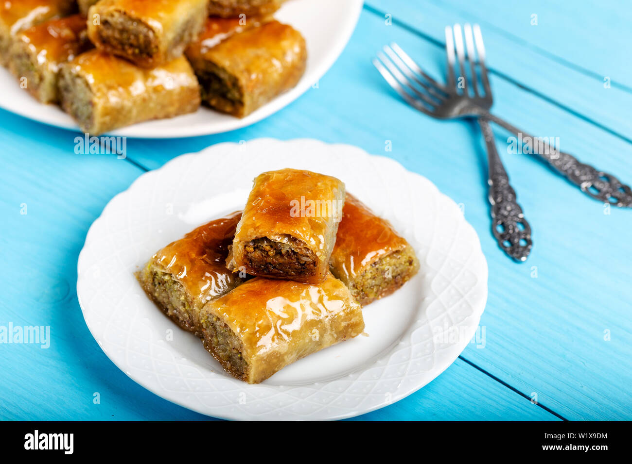 Baklava dessert turc avec sur fond de bois Banque D'Images